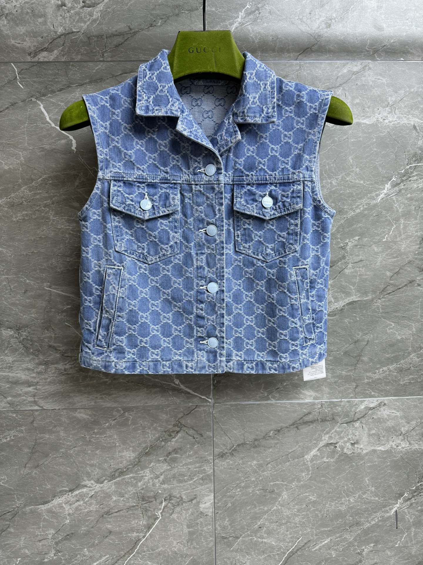 NO:544603,New models for early autumn are available!  G home old-fashioned denim vest 2025 autumn and winter series Lapel single-breasted design Classic blue old-fashioned pattern Retro fashionable and high-end Customized denim jacquard fabric Soft and comfortable Short style Slim and versatile upper body Full trademark Size SML, gucci, alexander wang19860909早秋新款上新啦！ G家老花牛仔马甲 2025秋冬系列 翻领单排扣设计 经典蓝色老花图案 复古时髦高级 定制牛仔提花面料 柔软舒适 短款版型 上身显瘦又百搭 商标齐全 尺码SML,,gucci,alexander wang,Women's clothing