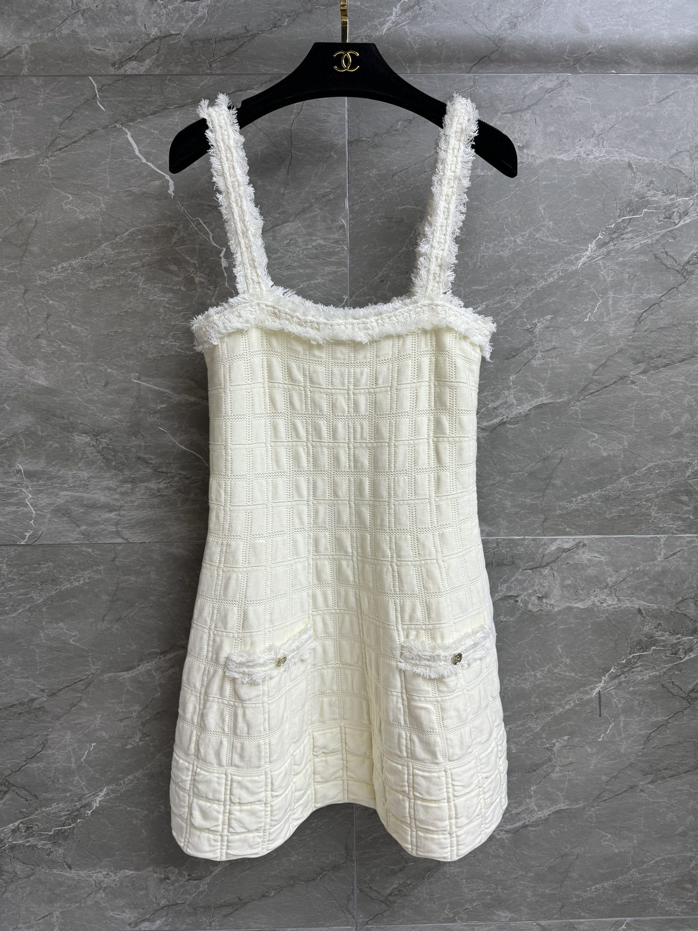 NO:545838,High-version shipped Xiangjia checked jacquard vest skirt 2025 autumn and winter preview series Tassel matte decoration embellishment Three-dimensional plaid jacquard pattern Exquisite and elegant high-end Customized version knitted fabric Clever and comfortable A-shaped waist-hugging style The upper body looks slim and elegant, complete trademarks Equipped with cloth bag Size SML, Chanel, skirts, alexander wang19860909高版本出货啦 香家格纹提花背心裙 2025秋冬预告系列 流苏毛边装饰点缀 立体格纹提花图案 精致优雅高级 定制对版针织面料 挺括舒适 A字收腰版型 上身显瘦又气质 商标齐全 配有布袋 尺码SML,,chanel,skirts,alexander wang,Women's clothing