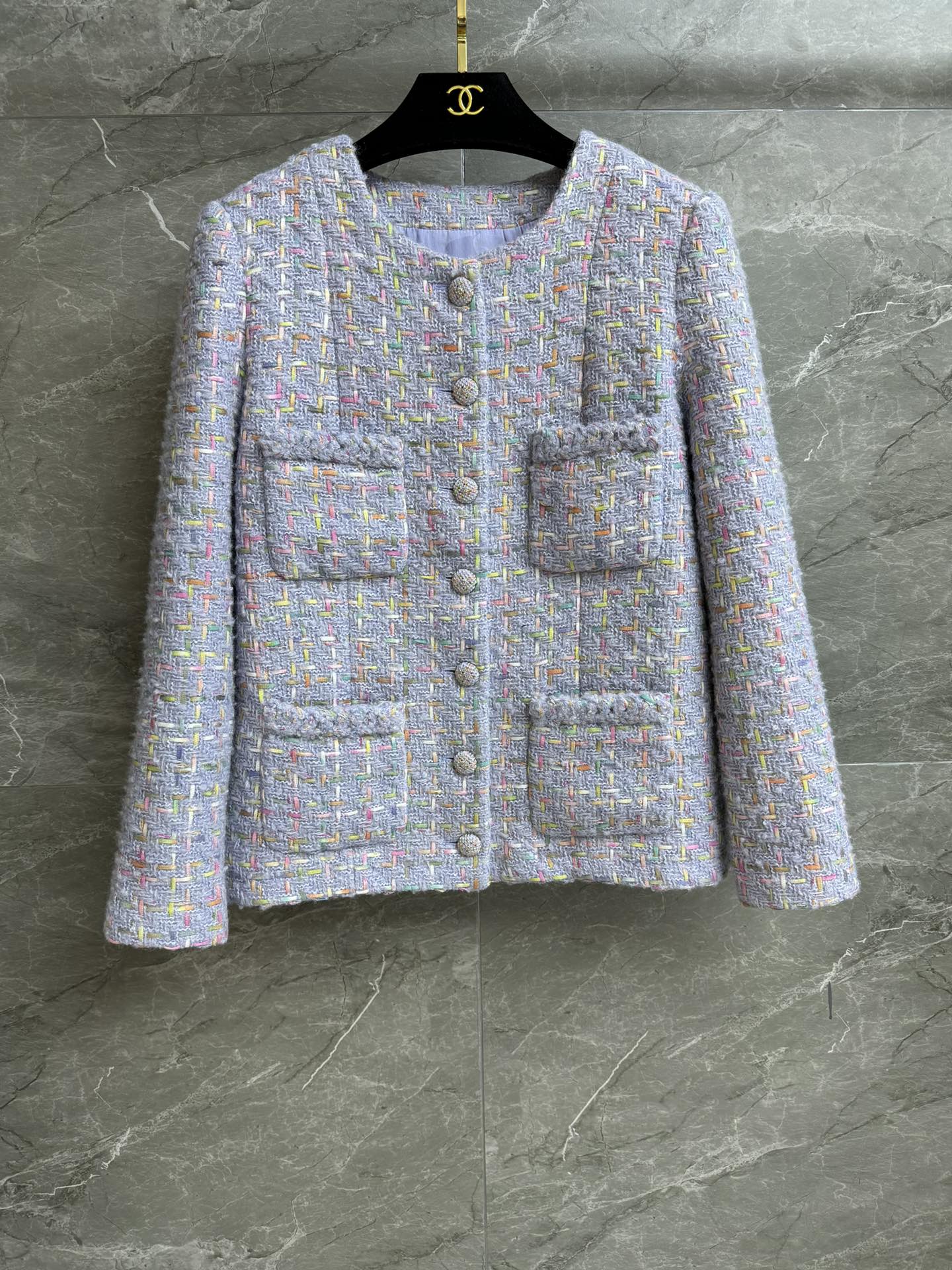 NO:546722,The higher version is shipped!  Xiangjia purple four-pocket jacket 2025 autumn and winter preview series round neck single-breasted design four-pocket decoration exquisite logo button embellishment purple tone plaid color matching elegant and fashionable age-reducing custom wool tweed fabric silk lining straight fit upper body slim and temperament full trademark size SML, chanel, jackets & coats, real silk, alexander wang19860909高版本出货啦！ 香家紫色四口袋外套 2025秋冬预告系列 圆领单排扣设计 四口袋装饰 精致logo纽扣点缀 紫色调格纹配色 优雅时髦减龄 定制羊毛软呢面料 真丝里衬 直筒版型 上身显瘦又气质 商标齐全 尺码SML,,chanel,jackets & coats,real silk,alexander wang,Women's clothing