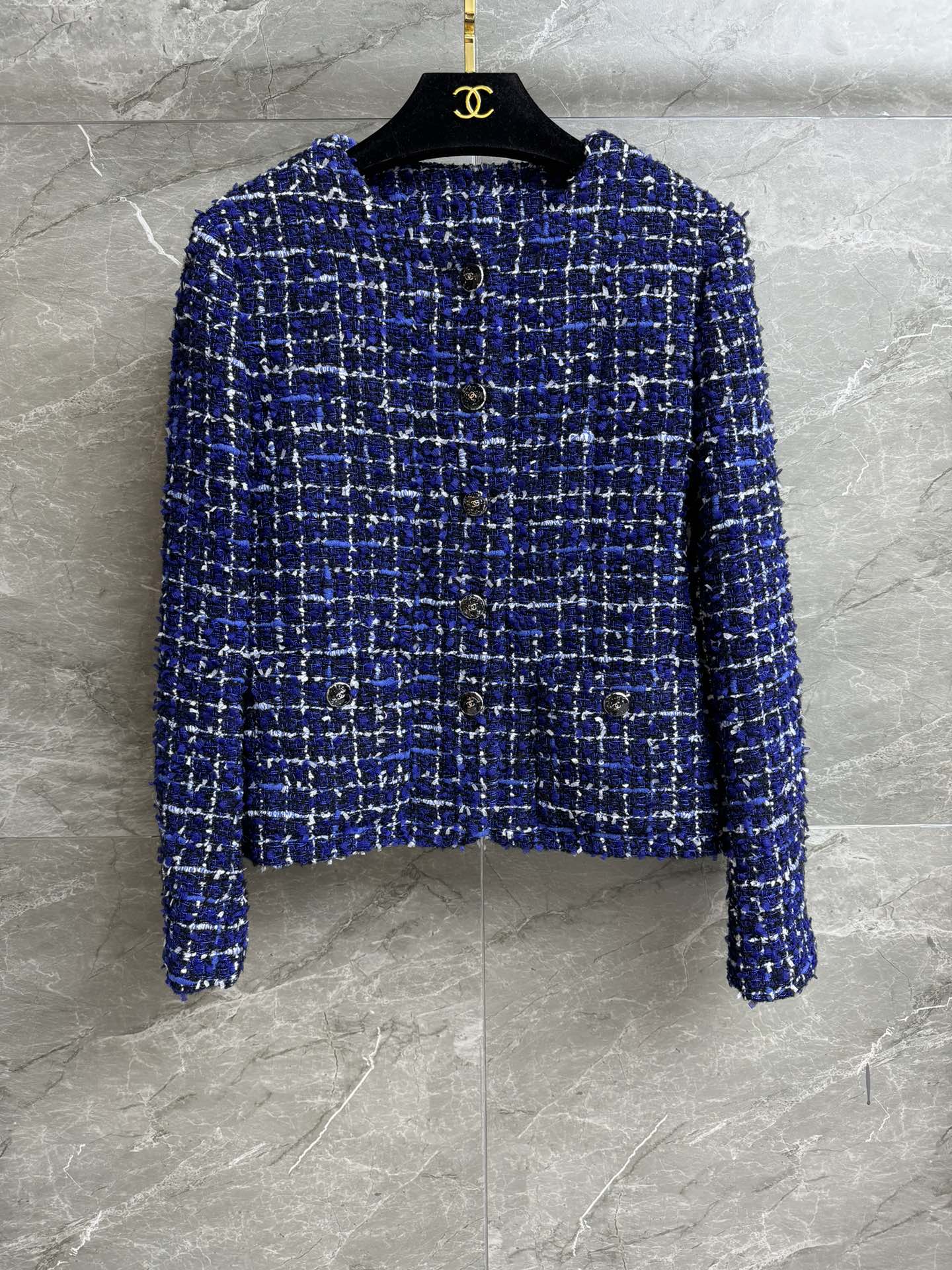 NO:546753,High-version shipped Xiangjia blue plaid jacket 2025 spring and summer preview series round neck single-breasted design exquisite logo button decoration embellishment blue tone plaid color matching elegant and atmospheric high-end customized tweed fabric silk lining three-dimensional tailoring style upper body slim and temperament full trademark size SML, chanel, jackets & coats, real silk, alexander wang19860909高版本出货啦 香家蓝色格子外套 2025春夏预告系列 圆领单排扣设计 精致logo纽扣装饰点缀 蓝色调格纹配色 优雅大气高级 定制斜纹软呢面料 真丝里衬 立体剪裁版型 上身显瘦又气质 商标齐全 尺码SML,,chanel,jackets & coats,real silk,alexander wang,Women's clothing