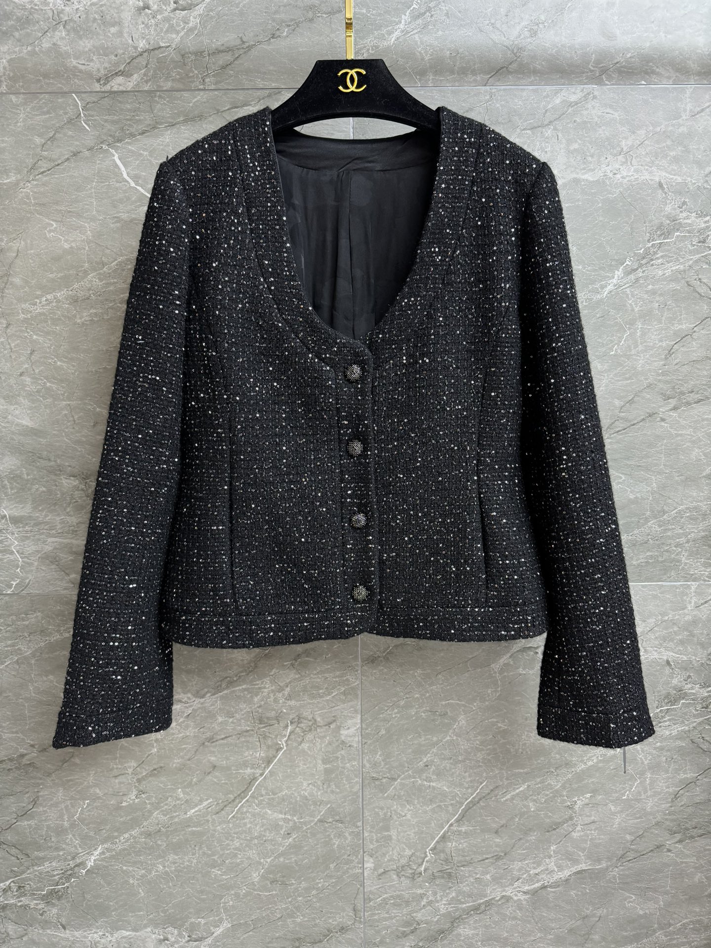 NO:546760,New autumn and winter models are available!  Xiangjia sequin tweed jacket 2025 autumn and winter preview series Temperament V-neck neckline Exquisite logo button decoration Sequins interspersed in Elegant and high-quality Customized wool tweed fabric Silk lining Normal style Slim and elegant upper body to look slim and temperament Full trademark Size SML, Chanel, Jackets & coats, real silk, alexander wang19860909秋冬新款上新啦！ 香家亮片花呢外套 2025秋冬预告系列 气质V领领口 精致logo纽扣装饰 亮片穿插其中 优雅高级贵气 定制羊毛软呢面料 真丝里衬 正常版型 上身显瘦又气质 商标齐全 尺码SML,,chanel,jackets & coats,real silk,alexander wang,Women's clothing