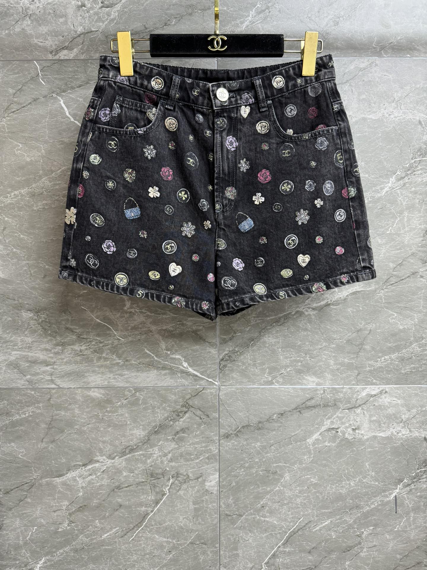 NO:546768,The high version has been shipped. Xiangjia gray graffiti shorts 2025 autumn and winter vacation series. Colorful multi-element graffiti prints. Retro and fashionable. Customized washed denim fabric. Stiff and comfortable. High-waisted shorts version. The upper body is slim and versatile. Complete trademarks. Sizes SML, chanel, shorts, alexander wang19860909高版本出货啦 香家灰色涂鸦短裤 2025秋冬度假系列 彩色多元素涂鸦印花 复古时髦洋气 定制水洗牛仔面料 挺括舒适 高腰短裤版型 上身显瘦又百搭 商标齐全 尺码SML,,chanel,shorts,alexander wang,Women's clothing