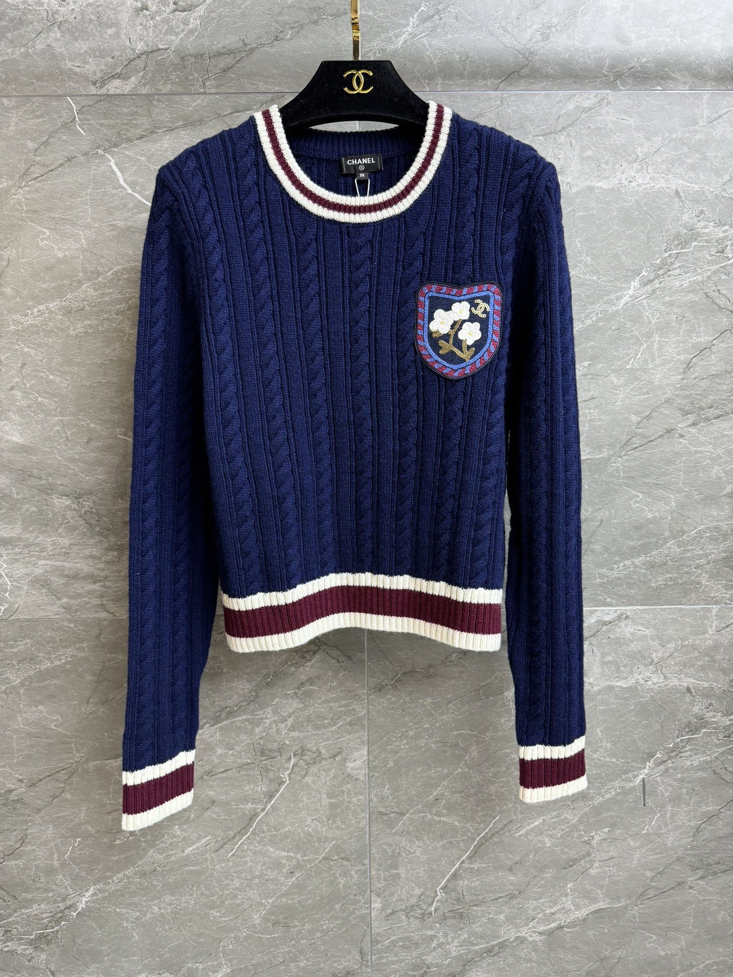 NO:610758,New styles for early spring are available. Xiangjia navy blue sweater 2026 early spring series. Round ribbed neckline. Navy blue stripes contrasting colors. Twist knitting texture. Casual and fashionable to reduce age. Customized knitted fabric. Comfortable and skin-friendly. Slim fit. The upper body looks slim and elegant. Complete trademarks. Sizes SML, chanel, sweaters, alexander wang19860909早春新款上新啦 香家藏蓝色毛衣 2026早春系列 圆领罗纹领口 藏蓝条纹撞色 麻花编织纹理 休闲时髦减龄 定制针织面料 舒适亲肤 修身版型 上身显瘦又气质 商标齐全 尺码SML,,chanel,sweaters,alexander wang,Women's clothing