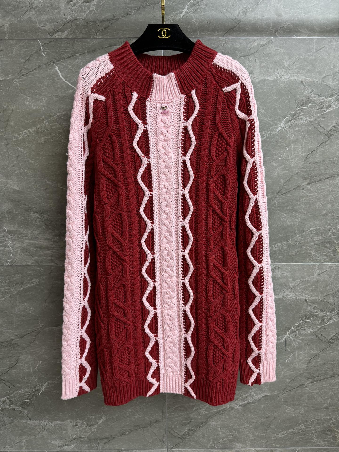 NO:546777,New autumn and winter models are available. Xiangjia cable contrast knitted skirt. 2025 autumn and winter series. Round neckline design. Retro cable contrast splicing. Fashionable and fashionable. Custom knitted fabric. Comfortable and skin-friendly. Normal style. Slim and temperament on the upper body. Full trademark. Size SML, chanel, skirts, alexander wang.19860909秋冬新款上新啦 香家绞花撞色针织裙 2025秋冬系列 圆领领口设计 复古绞花撞色拼接 配色时髦洋气 定制针织面料 舒适亲肤 正常版型 上身显瘦又气质 商标齐全 尺码SML,,chanel,skirts,alexander wang,Women's clothing