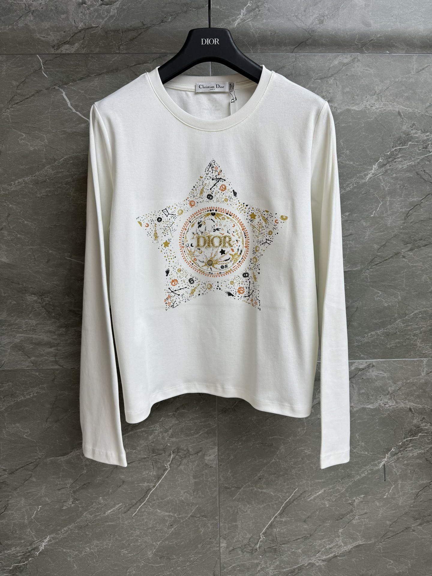 NO:546785,New early autumn style is available. D home five-pointed star long-sleeved T 2025 early autumn series. Round neckline design. Five-pointed star print pattern with letters and beads embroidered. Exquisite and fashionable age-reducing. Customized pure cotton material. Skin-friendly and breathable. Normal style. Slim and versatile upper body. Full trademark. Size SML,,dior,alexander wang.19860909早秋新款上新啦 D家五角星长袖T 2025早秋系列 圆领领口设计 五角星印花图案搭配字母钉珠刺绣点缀 精致时髦减龄 定制纯棉材质 亲肤透气 正常版型 上身显瘦又百搭 商标齐全 尺码SML,,dior,alexander wang,Women's clothing