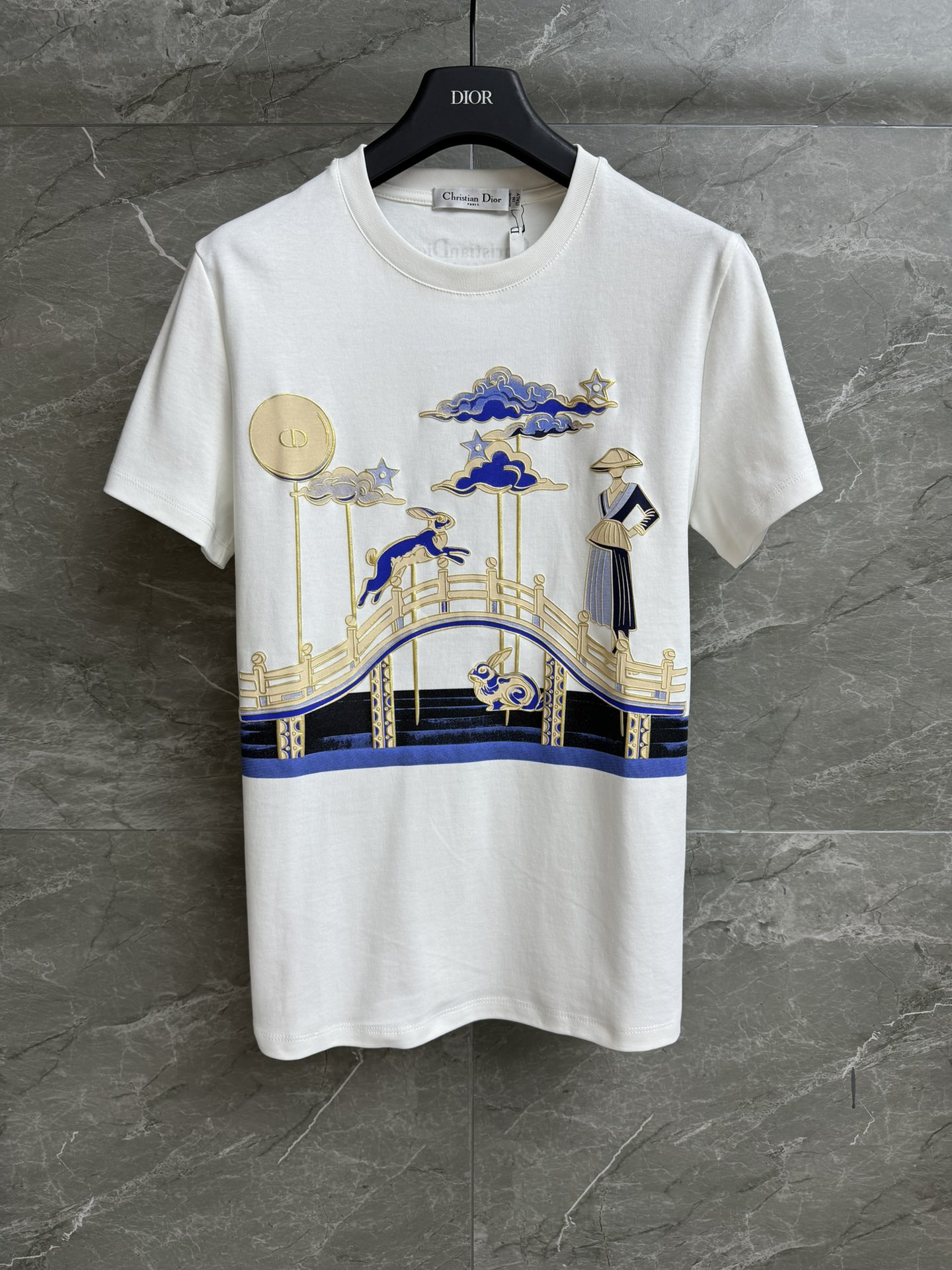 NO:546794,New models for early autumn are available. D home shadow print T-shirt 2025 early autumn series. Round neckline design. Mid-Autumn gift box printed pattern. Exquisite and fashionable. Customized cotton fabric. Soft, comfortable and breathable. Normal style. Slim and versatile. Full trademark. Size SML,,dior,tees, t-shirt,alexander wang.19860909早秋新款上新啦 D家皮影印花T恤 2025早秋系列 圆领领口设计 采用中秋礼盒印花图案 精致时髦 定制纯棉面料 柔软舒适透气 正常版型 上身显瘦又百搭 商标齐全 尺码SML,,dior,tees，t-shirt,alexander wang,Women's clothing