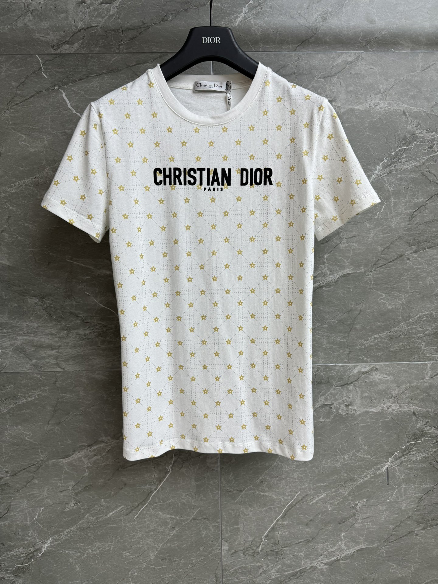 NO:546802,New models for early autumn are available. D-home Star Diamond T-shirt 2025 Early autumn series. Round neckline design. Star Diamond print. Flocking logo embellishment. Age-reducing fashionable. Imported pure cotton fabric. Comfortable and skin-friendly. Normal style. The upper body looks slim and versatile. Size SML,,dior,tees, t-shirt,alexander wang.19860909早秋新款上新啦 D家星星菱格T恤 2025早秋系列 圆领领口设计 星星菱格印花 植绒logo点缀 减龄时髦 进口纯棉面料 舒适亲肤 正常版型 上身显瘦又百搭 尺码SML,,dior,tees，t-shirt,alexander wang,Women's clothing