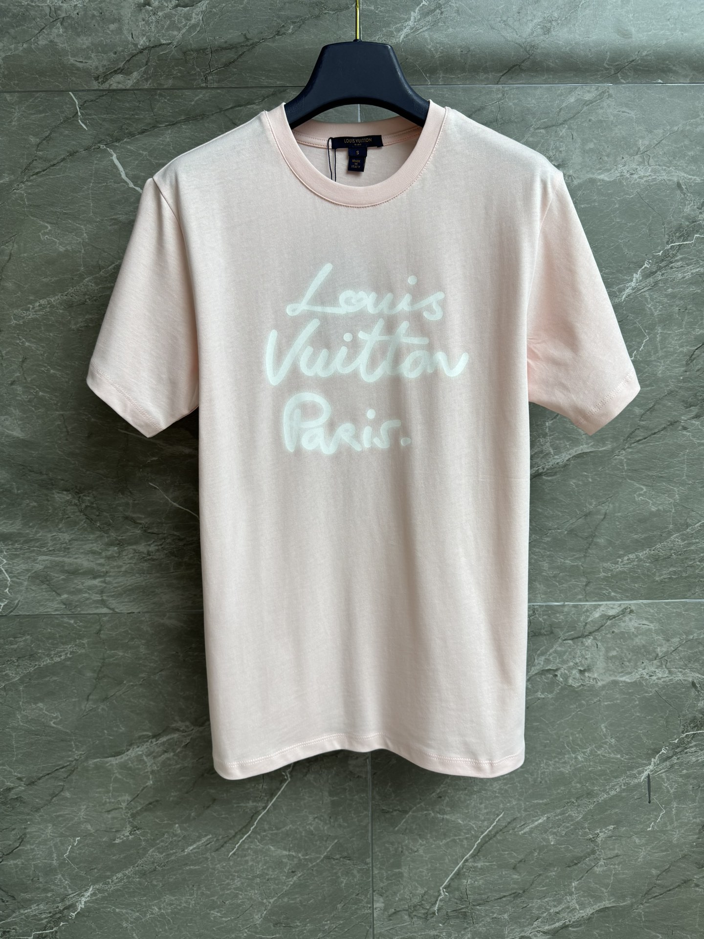 NO:546810,New models for early autumn are available. L family signature printed T-shirt 2025 early autumn series. Round neckline design. Alphabet signature printed pattern. Simple and fashionable. Imported pure cotton fabric. Comfortable and breathable. Loose style. Slim and temperament. Full trademark. Size SML,,louis vuitton,tees, t-shirt,alexander wang.19860909早秋新款上新啦 L家签名印花T恤 2025早秋系列 圆领领口设计 字母签名印花图案 简约时髦 进口纯棉面料 舒适透气 宽松版型 上身显瘦又气质 商标齐全 尺码SML,,louis vuitton,tees，t-shirt,alexander wang,Women's clothing