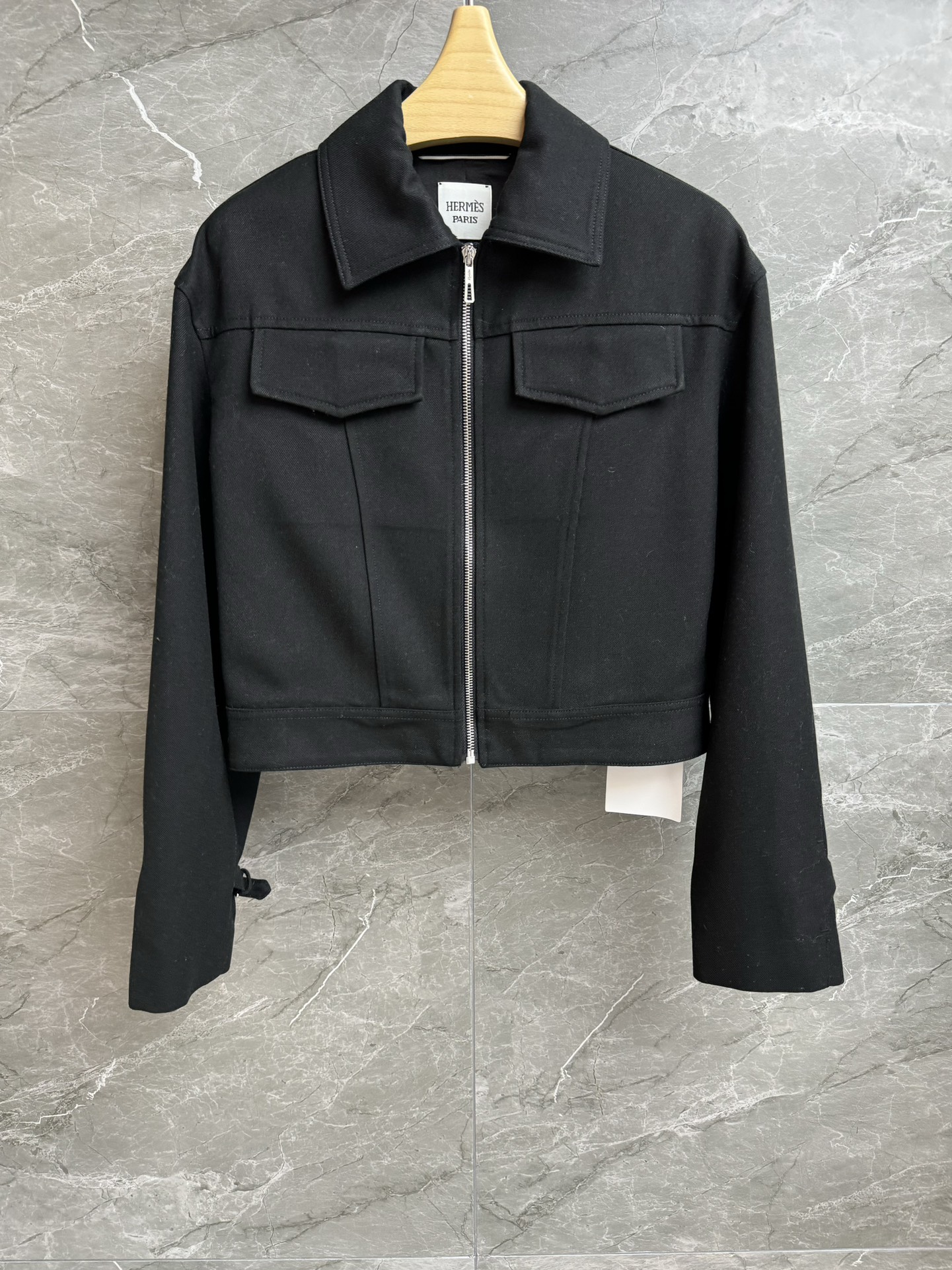 NO:548368,New autumn and winter new styles H zipper jackets Autumn and winter series Lapel neck design Palladium-plated zippers on the front and cuffs Simple, high-end and personalized Viscose wool blend fabric Comfortable, stiff and stylish Short version The upper body looks slim and elegant Complete trademarks Sizes SML,,jackets & coats,jackets & coats,alexander wang19860909秋冬新款上新啦 H家拉链夹克外套 秋冬系列 翻领领口设计 前襟和袖口配有镀钯拉链 简约高级有个性 粘纤羊毛混纺面料 舒适挺括有型 短款版型 上身显瘦又气质 商标齐全 尺码SML,,jackets & coats,jackets & coats,alexander wang,Women's clothing