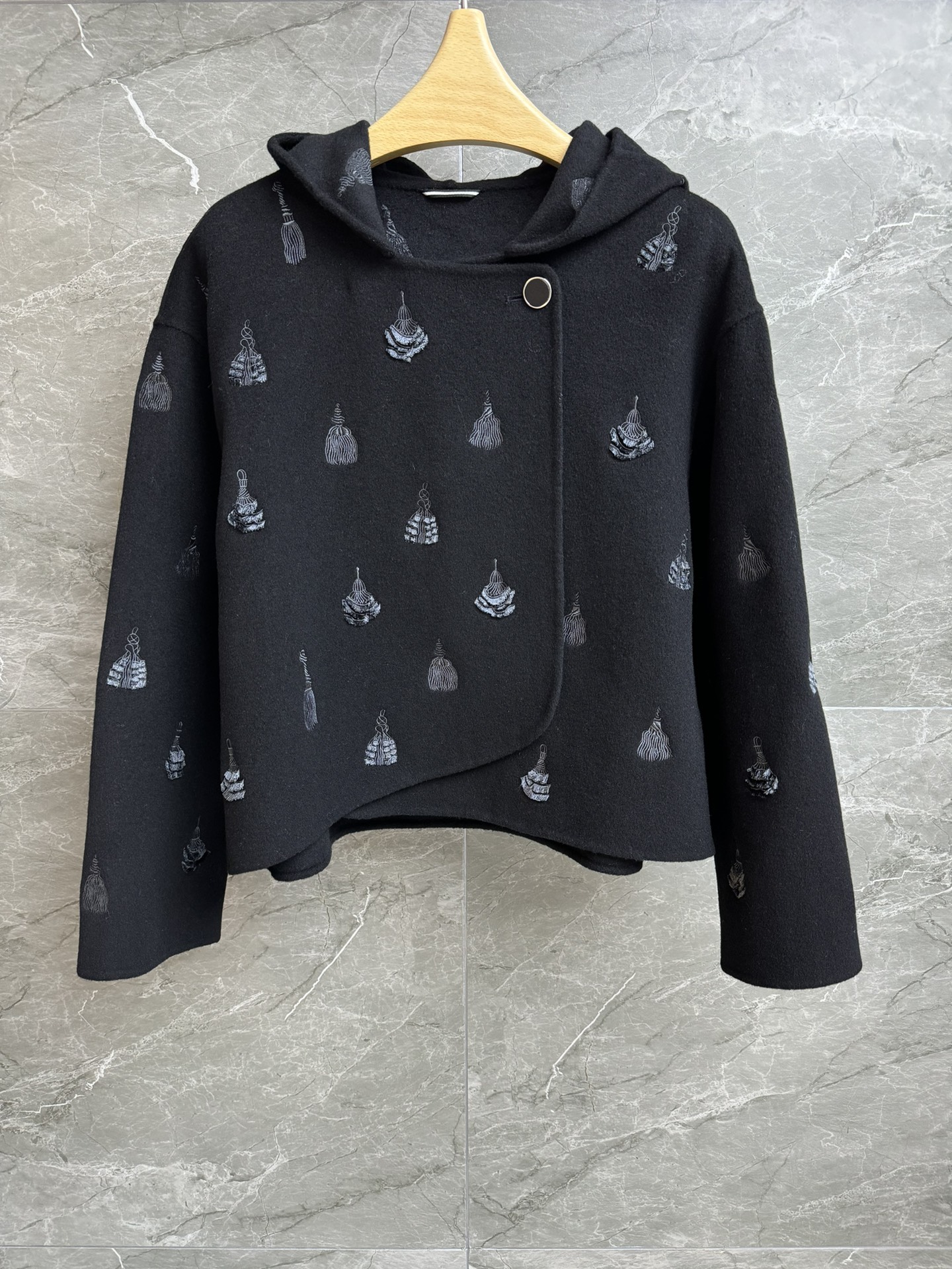 NO:548373,New autumn and winter models are available. H home three-dimensional embroidered cashmere jacket. Autumn and winter series. Hooded neckline design. Three-dimensional embroidered tassel pattern. Exquisite and fashionable. A double-sided cashmere fabric. Soft and delicate. Super texture. Loose style. Slim and temperament. Full trademark. Size SML,, jackets & coats,hats,alexander wang.19860909秋冬新款上新啦 H家立体刺绣羊绒外套 秋冬系列 连帽领口设计 立体刺绣流苏图案 精致时髦减龄 采用双面羊绒面料 柔软细腻 超有质感 宽松版型 上身显瘦又气质 商标齐全 尺码SML,,jackets & coats,hats,alexander wang,Women's clothing