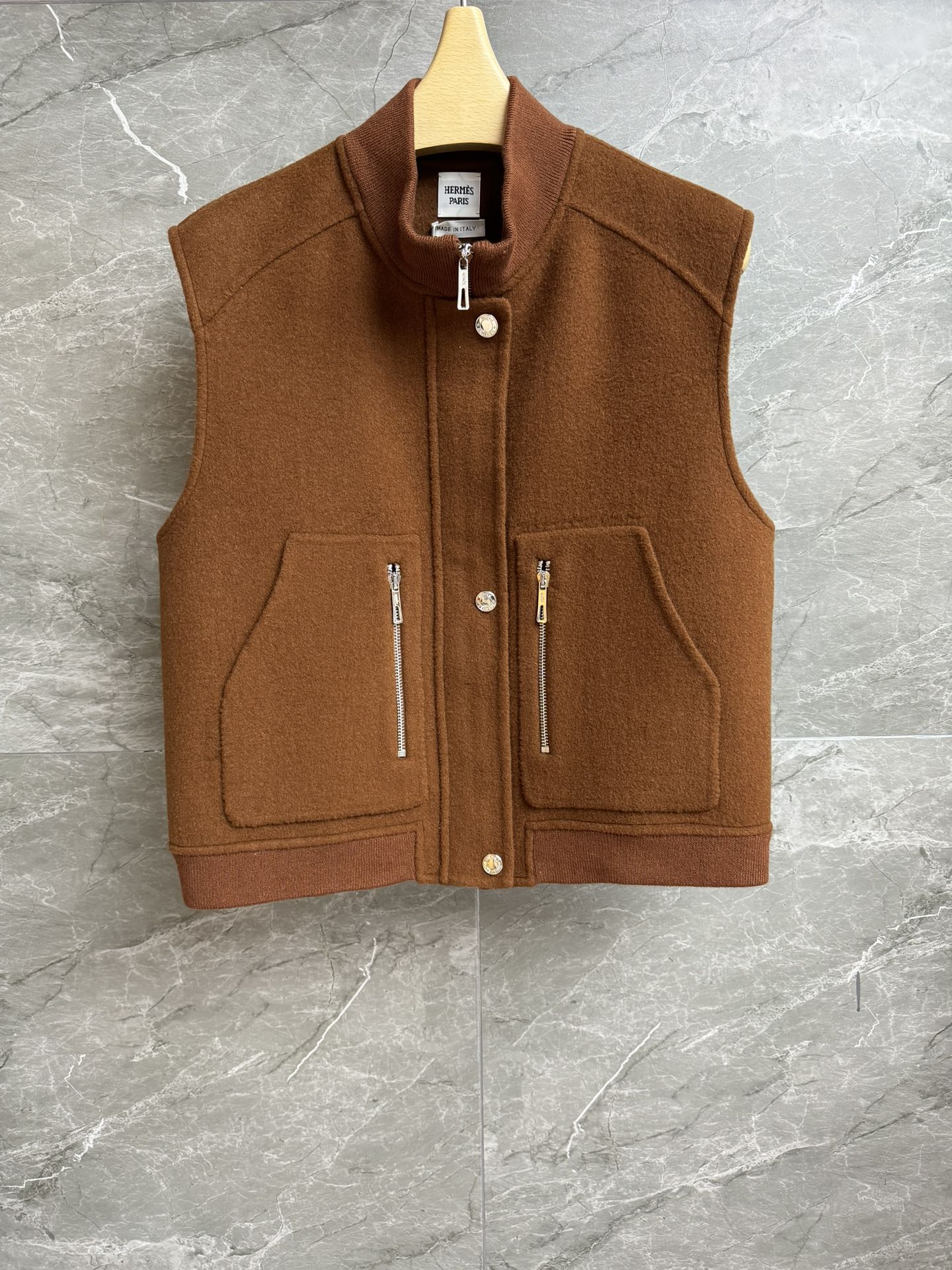 NO:546818,New autumn and winter models are available. H-home sleeveless pilot jacket. 2025 autumn and winter series. Stand-collar zipper design. Retro brown color scheme. Full of high-end feel. Double-sided wool fabric. Soft and comfortable. Loose style. Slim and temperament on the upper body. Full trademark. Size SML,, jackets & coats,alexander wang.19860909秋冬新款上新啦 H家无袖飞行员夹克 2025秋冬系列 立领拉链设计 复古棕配色 满满的高级感 采用双面羊毛面料 柔软舒适 宽松版型 上身显瘦又气质 商标齐全 尺码SML,,jackets & coats,alexander wang,Women's clothing