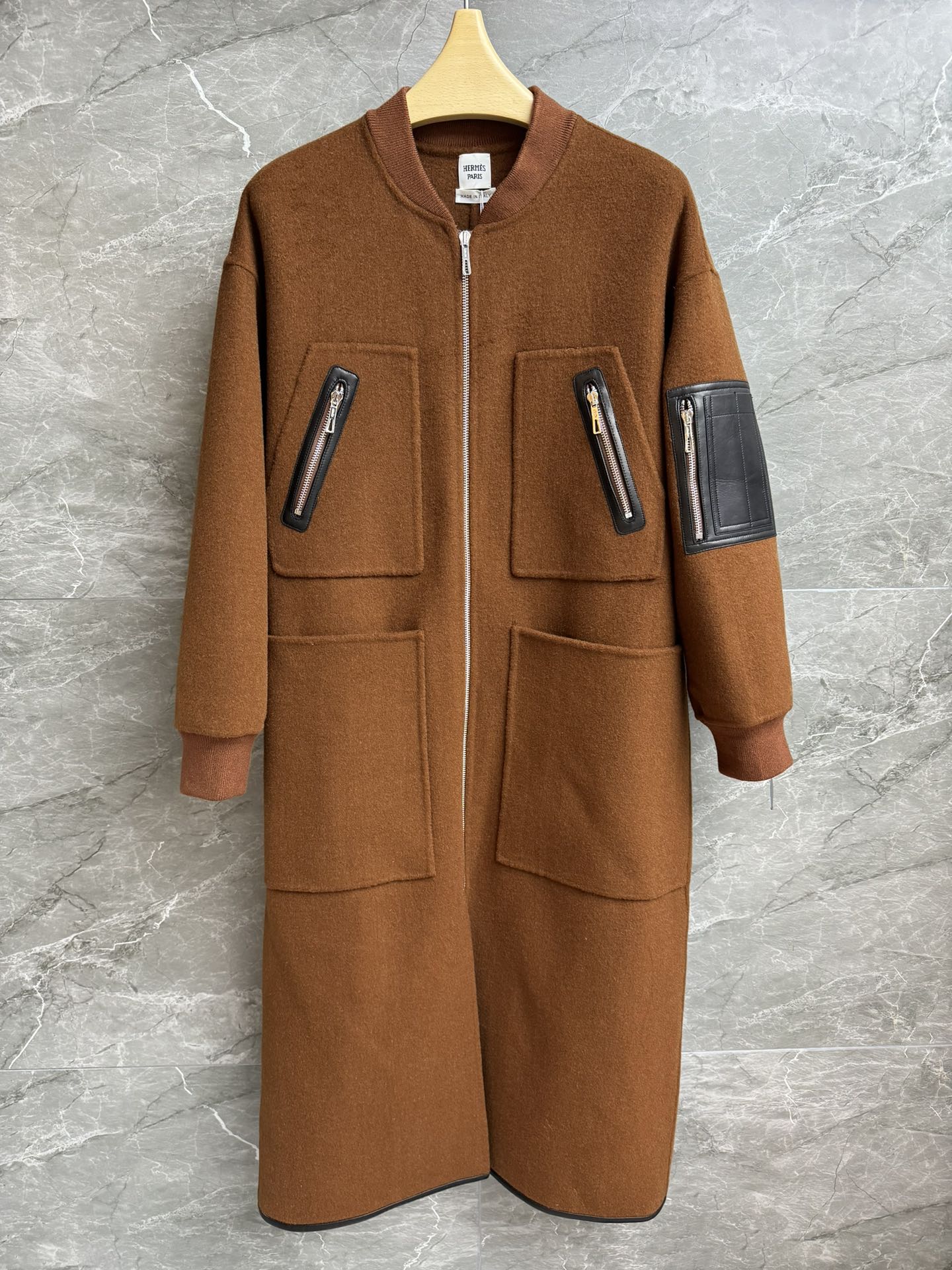 NO:546826,New autumn and winter style with dust bags is available. H home double-sided wool coat. 2025 autumn and winter series. Stand-up collar zipper collar. Pocket leather design. Retro brown color. Full of high-end feeling. Double-sided wool fabric. Soft and comfortable. Mid-length style. Slim and temperament on the upper body. Full trademark. Size SML,,alexander wang.19860909配防尘袋秋冬新款上新啦 H家双面羊毛大衣 2025秋冬系列 立领拉链领口 口袋拼皮设计 复古棕配色 满满的高级感 采用双面羊毛面料 柔软舒适 中长款版型 上身显瘦又气质 商标齐全 尺码SML,,alexander wang,Women's clothing