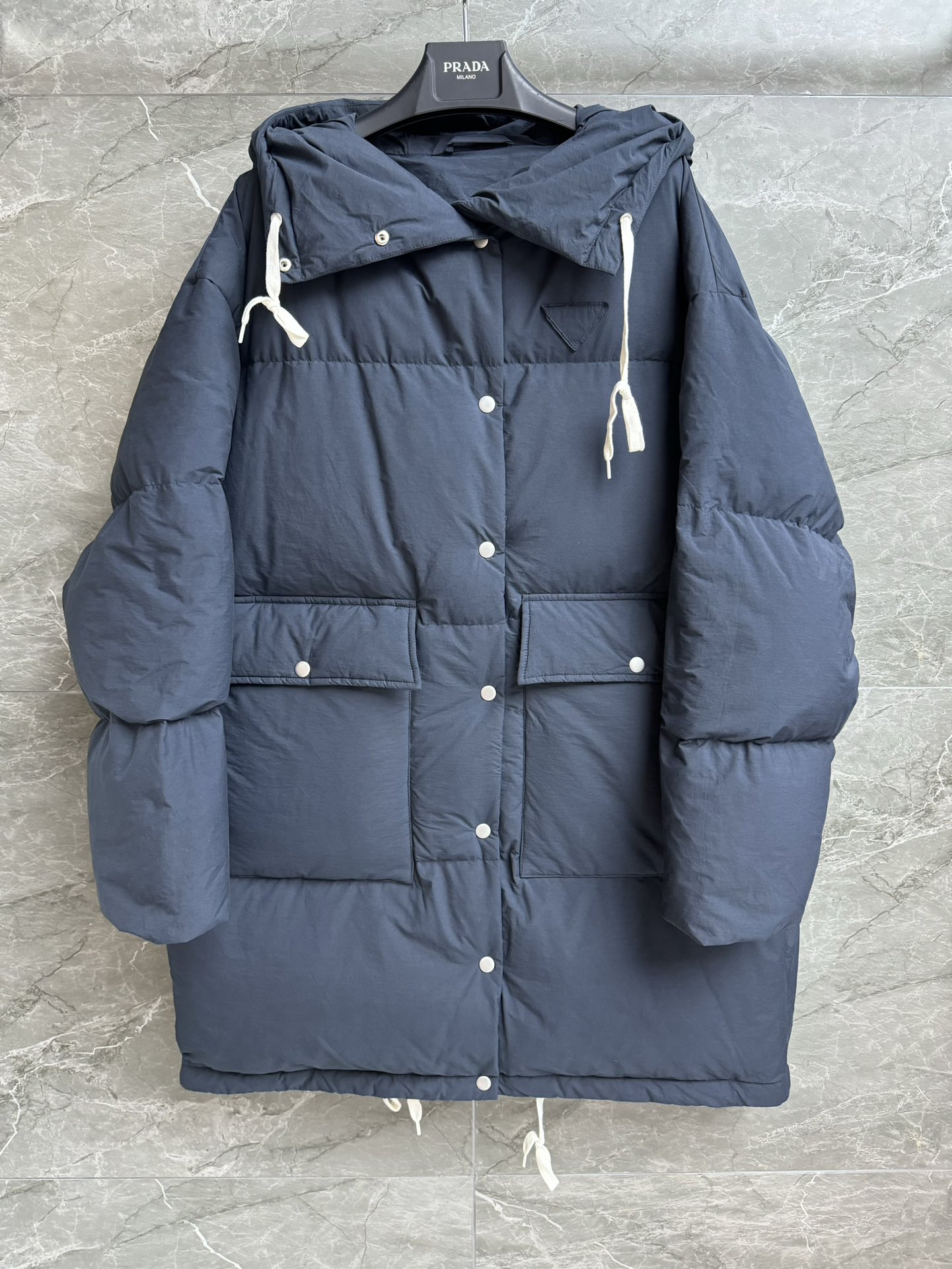 NO:548383,New autumn and winter style with dust bags is available. P home mid-length down jacket. Autumn and winter series. Hooded design windproof and warm. Embroidery embroidery on the chest. Simple and high-end. 90 white goose down bag. Cold and warm. Medium and long loose style. Waist drawstring waist. Warm and comfortable. Customized hardware logo. Complete trademarks. SML, down jacket, hats, alexander wang.19860909配防尘袋秋冬新款上新啦 P家中长款羽绒服 秋冬系列 连帽设计防风保暖 胸前三角拼贴刺绣点缀 简约高级 90白鹅绒填充 防寒保暖 中长款宽松版型 腰部抽绳收腰 保暖舒适 定制五金logo齐全 商标齐全 尺码SML,,down jacket,hats,alexander wang,Women's clothing