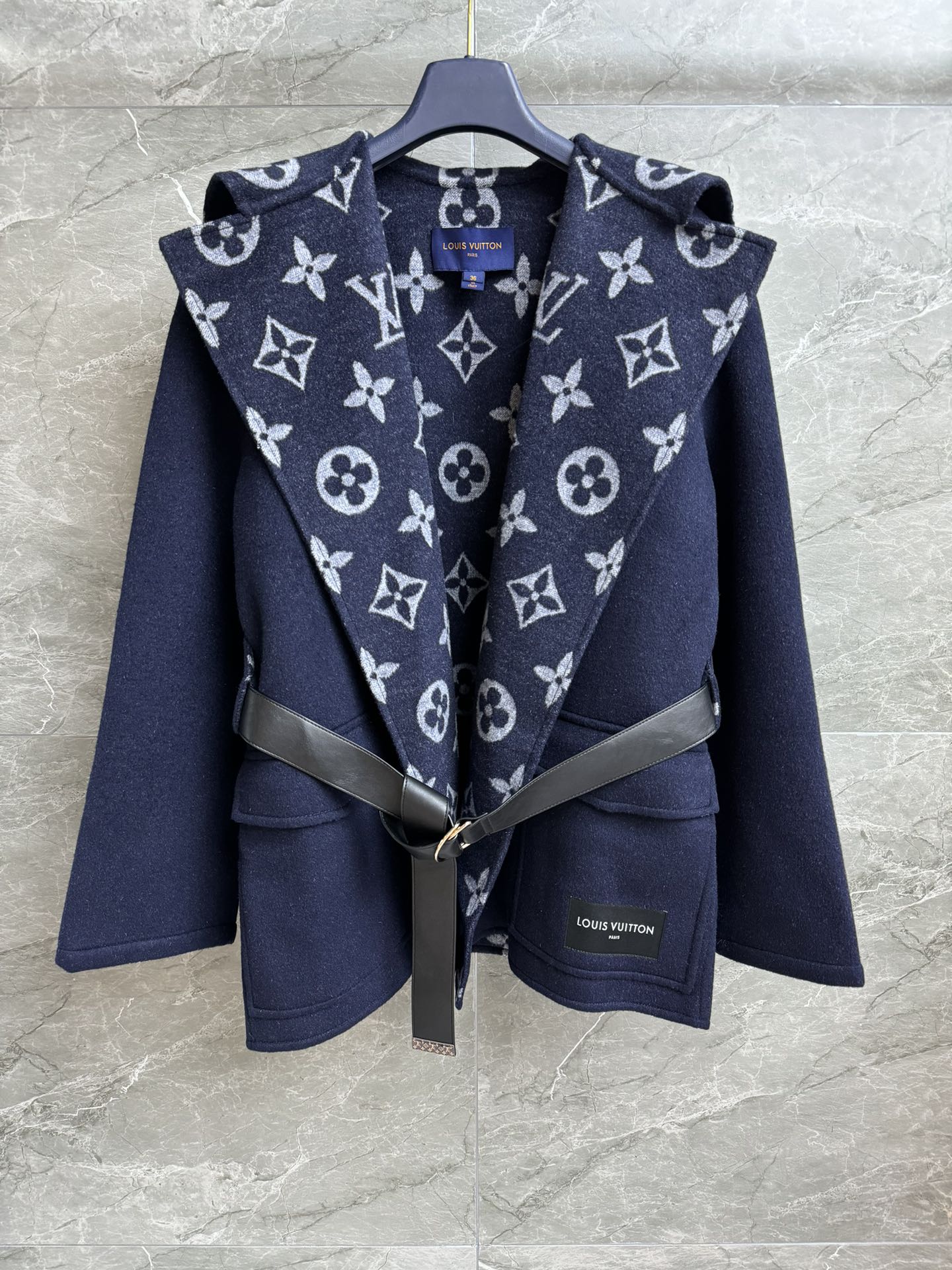 NO:547424,New autumn and winter style with dust bags are available. L family navy coat. Autumn and winter series. Navy collar shawl design. Pocket logo label embellishment. Leather belt outlines the curve. Large floral pattern. Full of high-end sense. Double-sided wool blend fabric. Soft and delicate. Wrapped short style. The upper body looks slim and temperament. Full trademark. Size SMLxL,,louis vuitton,shawls,alexander wang.19860909配防尘袋秋冬新款上新啦 L家海军风大衣 秋冬系列 海军领披肩设计 口袋logo标签点缀 皮革腰带勾勒曲线 内里大花图案 满满高级感 双面羊毛混纺面料 柔软细腻 围裹式短款版型 上身显瘦又气质 商标齐全 尺码SMLxL,,louis vuitton,shawls,alexander wang,Women's clothing