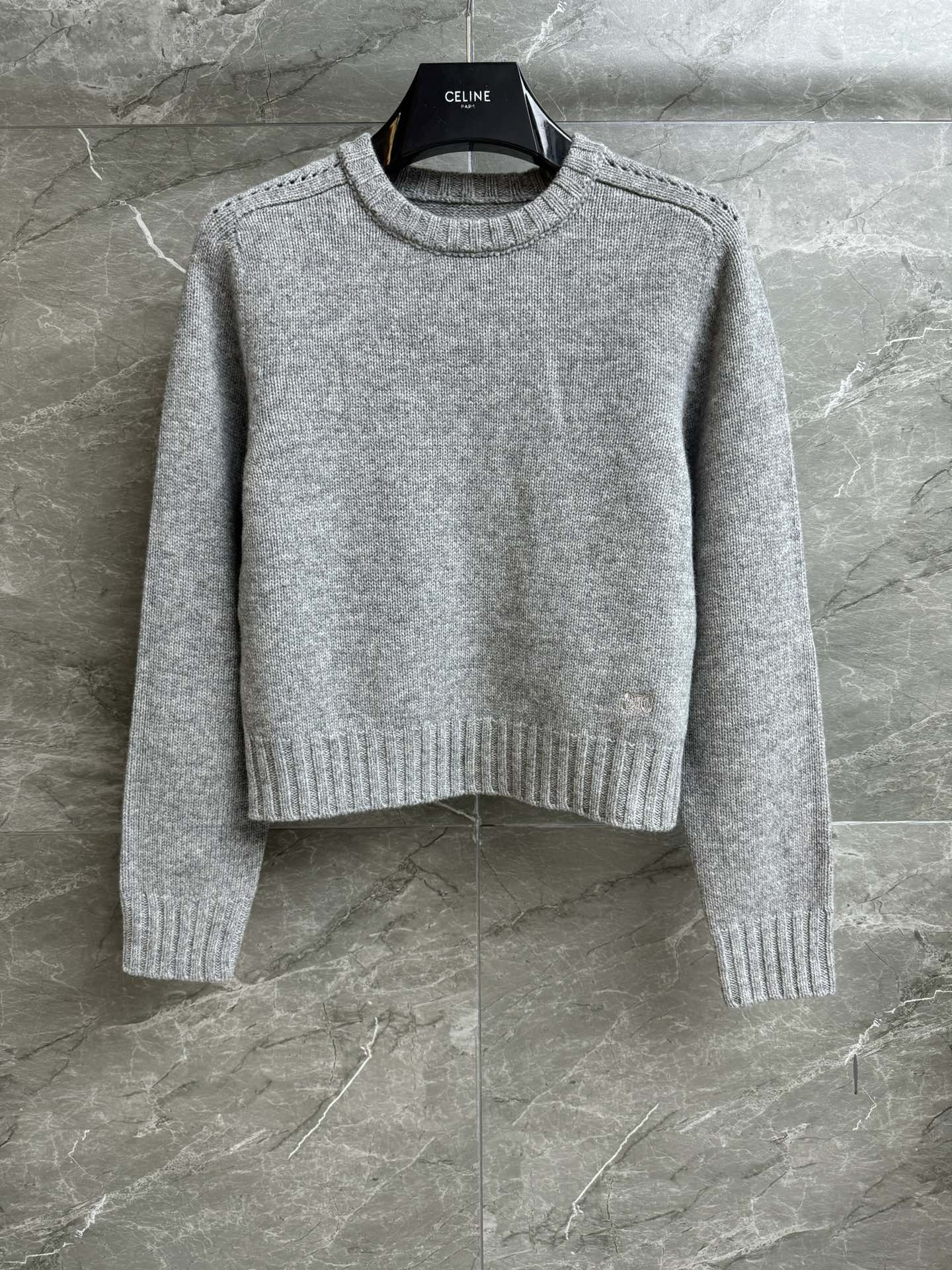 NO:576953,New autumn and winter styles are available. CL gray wool sweater 2025 autumn and winter series. Round neck design. Arc de Triomphe logo embroidery on the hem. High-end gray color. Simple and elegant. Customized wool fabric. Soft, comfortable and textured. Short version. The upper body is slim and elegant. Complete trademarks. Sizes SML, sweaters, alexander wang19860909秋冬新款上新啦 CL灰色羊毛毛衣 2025秋冬系列 圆领领口设计 下摆凯旋门logo刺绣点缀 高级灰配色 简约大气 定制羊毛面料 软糯舒适有质感 短款版型 上身显瘦又气质 商标齐全 尺码SML,,sweaters,alexander wang,Women's clothing