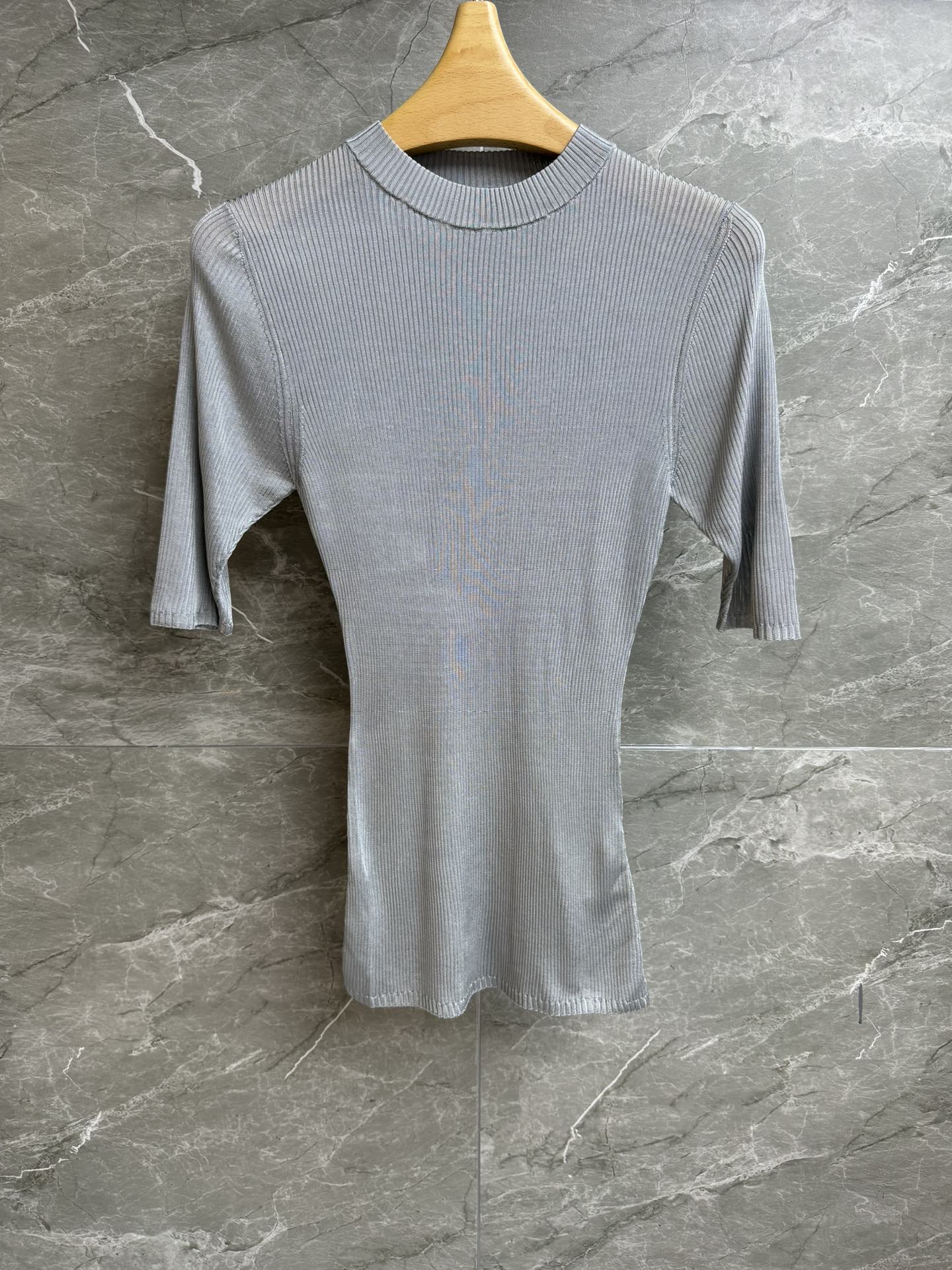 NO:549819,New autumn and winter models are available. Miu silk short-sleeved sweater. 2025 autumn and winter series. Half-high neck collar. Back logo logo embellishment. Simple and high-end. Mulberry silk knitted fabric. Light, soft and comfortable. Elastic slim fit. The upper body looks slim and versatile. Full trademark. Size SML,,miumiu, T-shirt,alexander wang.19860909秋冬新款上新啦 Miu丝质短袖针织衫 2025秋冬系列 半高领领口 后背logo徽标装饰点缀 简约高级 桑蚕丝针织面料 轻薄软糯舒适 弹力修身版型 上身显瘦又百搭 商标齐全 尺码SML,,miumiu,T-shirt,alexander wang,Women's clothing