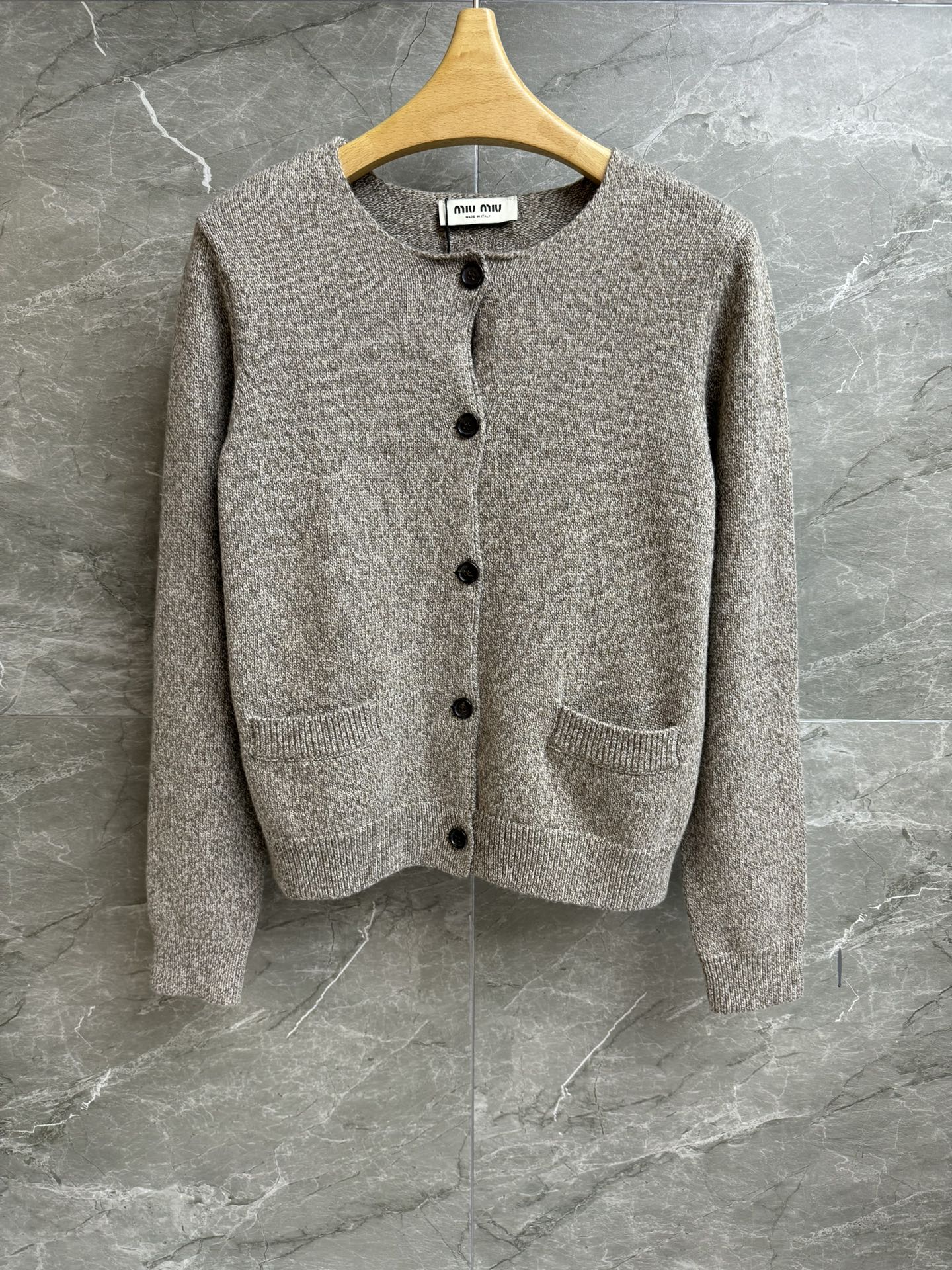 NO:549825,New autumn and winter models are available. Miu flower camel knitted cardigan 2025 autumn and winter series. Round neck single-breasted design. Back logo patch embroidery embroidery. Lazy and retro color matching. Wool knitted fabric. Soft and comfortable. Normal style. Slim and versatile upper body. Full trademark. Size SML,,miumiu,alexander wang.19860909秋冬新款上新啦 Miu花驼色针织开衫 2025秋冬系列 圆领单排扣设计 后背logo贴布刺绣点缀 配色慵懒复古 羊毛针织面料 柔软舒适 正常版型 上身显瘦又百搭 商标齐全 尺码SML,,miumiu,alexander wang,Women's clothing