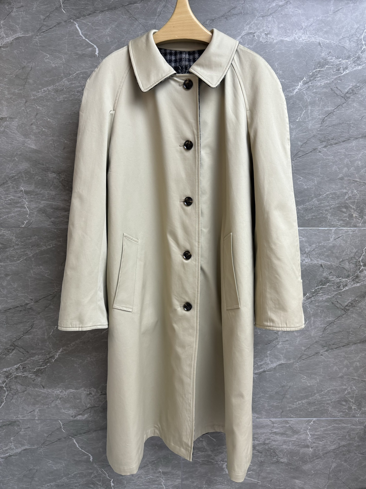 NO:549830,The new autumn and winter style with dust bags is available. Miu double-sided mid-length jacket. 2025 autumn and winter series. Lapel shoulder-fall design. Double-sided wearable. You can switch styles at will. The combination of retro plaid wool and windbreaker fabrics achieves a perfect balance between cost-effectiveness and personalization. Loose style. The upper body looks slim and temperament. Complete trademarks, miumiu, jackets & coats, alexander wang.19860909配防尘袋秋冬新款上新啦 Miu双面中长款外套 2025秋冬系列 翻领落肩设计 双面可穿 可随意切换风格 复古格纹羊毛和风衣面料的正反组合 实现性价比与个性化的完美平衡 宽松版型 上身显瘦又气质 商标齐全,,miumiu,jackets & coats,alexander wang,Women's clothing