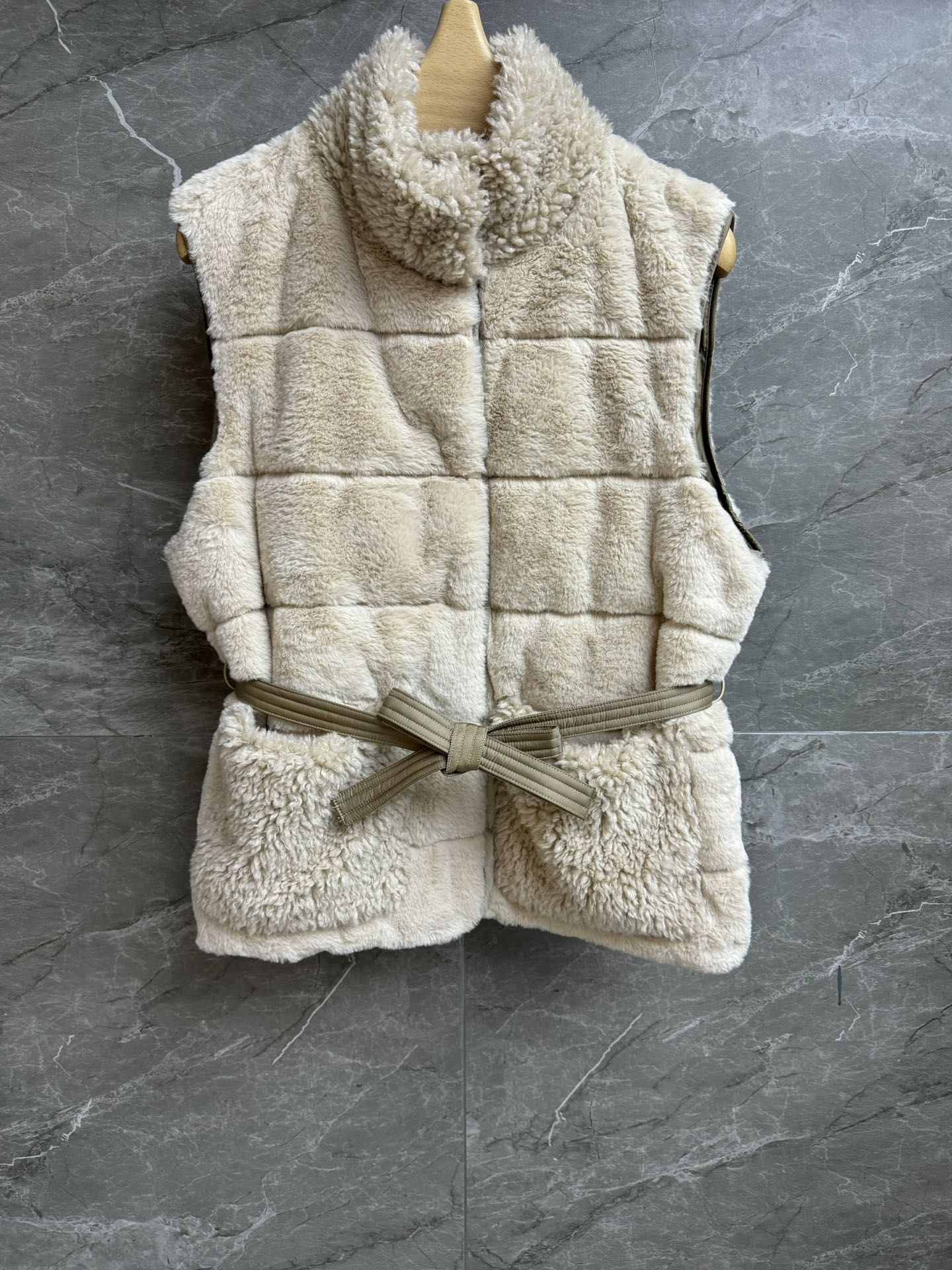 NO:549799,Comes with dust bag, new style for early autumn. Mongolian Teddy Down Vest, 2025 Autumn and Winter Series. Stand-up collar, single-breasted design. Fluffy and soft velvet spliced ​​teddy fabric. Gentle and noble. 90% goose down filling. Lightweight and warm. Straight fit. Equipped with lace-up waist. The upper body looks slim and elegant. Complete trademarks. Sizes: sml, Moncler, down jacket, alexander wang19860909配防尘袋早秋新款上新啦 蒙口泰迪绒羽绒马甲 2025秋冬系列 立领单排扣设计 蓬松柔软的绒毛拼接泰迪绒面料 温柔贵气十足 90鹅绒填充 轻盈保暖 直筒版型 配有系带收腰 上身显瘦又气质 商标齐全 尺码sml,,Moncler,down jacket,alexander wang,Women's clothing