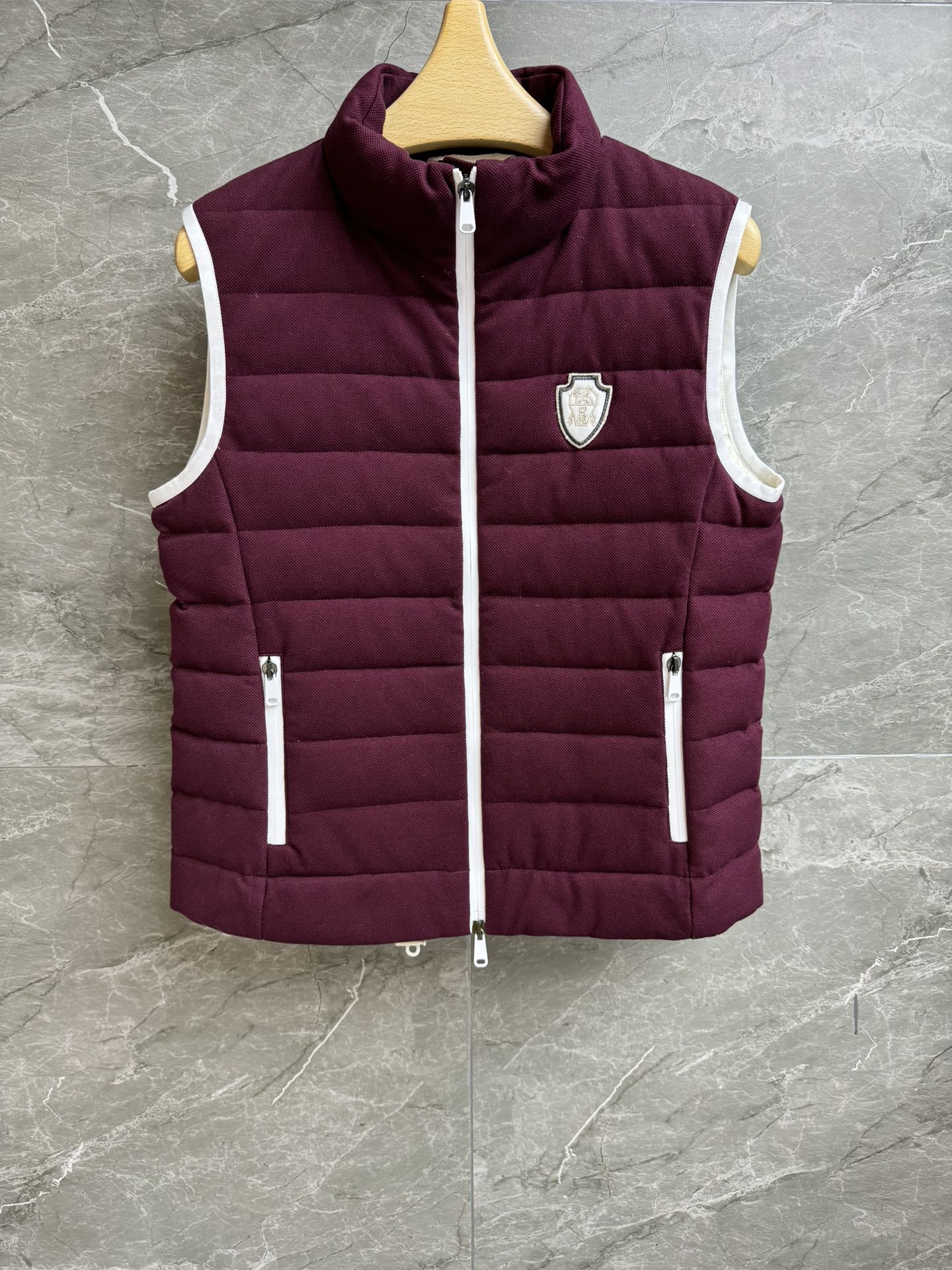 NO:549811,New autumn and winter style with dust bags are available. BC down vest. 2025 autumn and winter series. Stand-collar zipper design. Embroidered embroidery on the chest. Simple and high-end feel. 90 goose-velvet filling. Filled with velvet. Lightweight and warm and comfortable. Straight-tube style. Casual and versatile upper body. Size SML, down jacket, alexander wang.19860909配防尘袋秋冬新款上新啦 BC羽绒马甲 2025秋冬系列 立领拉链设计 胸前logo徽章刺绣点缀 简约中透着高级感 90鹅绒填充 充绒量足 轻盈保暖舒适 直筒版型 上身休闲百搭 尺码SML,,down jacket,alexander wang,Women's clothing