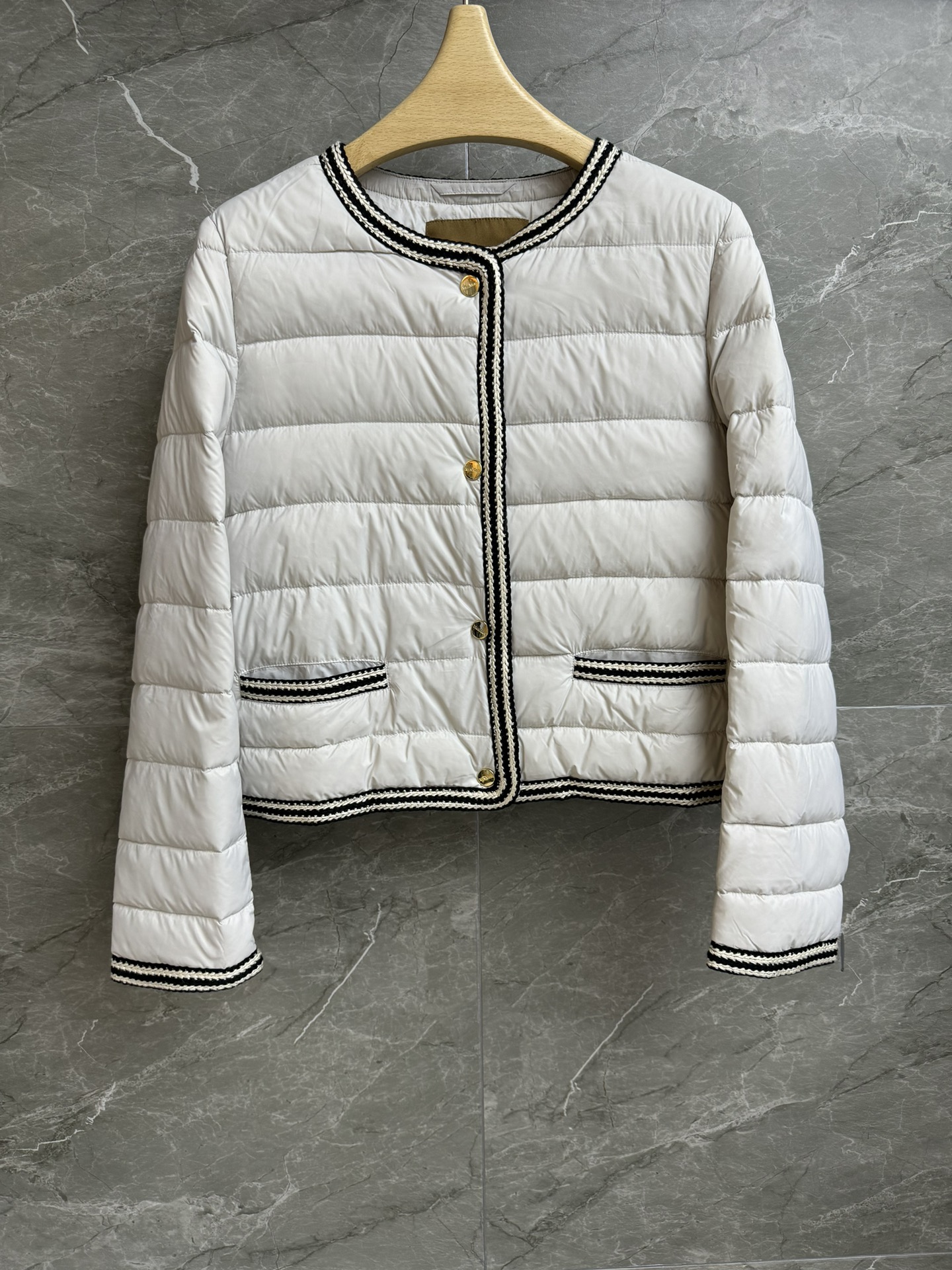 NO:549813,Comes with dust bag for autumn and winter. Max light down jacket. 2025 autumn and winter series. Round neck single-breasted design. Two-color lace webbing decoration. Metal logo button decoration. Exquisite small fragrance. Customized nylon fabric. 90 goose down filling. Light, warm and comfortable. Normal fit. The upper body is slim and elegant. Complete trademarks. Sizes SML, down jacket, alexander wang19860909配防尘袋秋冬新款上新啦 Max轻薄羽绒服 2025秋冬系列 圆领单排扣设计 双色花边织带装饰 金属logo纽扣点缀 精致小香风 定制尼龙面料 90鹅绒填充 轻盈保暖舒适 正常版型 上身显瘦又气质 商标齐全 尺码SML,,down jacket,alexander wang,Women's clothing