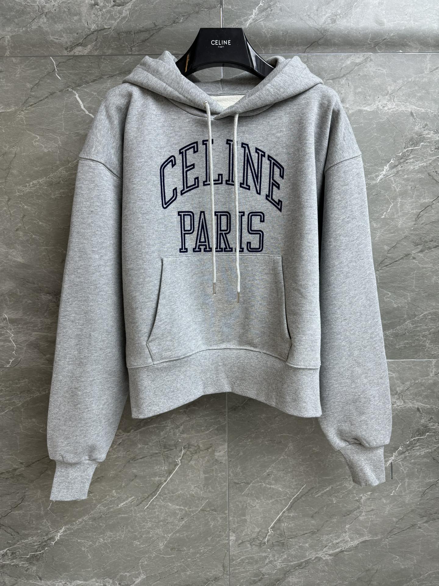 NO:587765,New styles for early autumn are available, CL gray hooded sweatshirt, 2025 autumn and winter series, hooded drawstring neckline, dropped shoulder design, casual and casual, letter flocking print pattern, overall giving an American retro lazy feel, customized sweatshirt fabric, thick, comfortable and skin-friendly, short and loose fit, upper body slim and versatile, complete trademarks, sizes SML, hoodie, sweatshirts, hats, alexander wang19860909早秋新款上新啦 CL灰色连帽卫衣 2025秋冬系列 连帽抽绳领口 落肩设计休闲随性 字母植绒印花图案 整体给人一种美式复古慵懒感 定制卫衣面料 厚实舒适亲肤 短款宽松版型 上身显瘦又百搭 商标齐全 尺码SML,,hoodie,sweatshirts,hats,alexander wang,Women's clothing