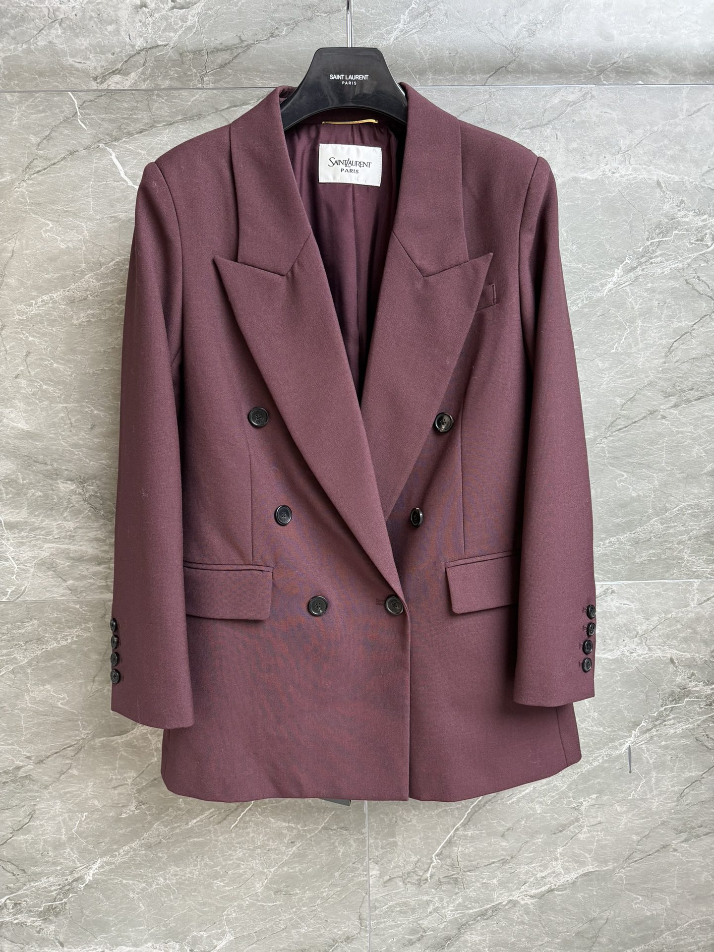 NO:567628,New styles for early fall are available!  YSL burgundy wool suit 2025 early autumn series Gun lapel double-breasted design Burgundy retro eye-catching high-end Customized imported wool fabric Comfortable, stiff and stylish Three-dimensional tailoring The upper body looks slim and elegant Complete trademarks Sizes SML, saint laurent, business suit, alexander wang19860909早秋新款上新啦！ YSL酒红色羊毛西装 2025早秋系列 枪驳领双排扣设计 酒红色复古吸睛高级 定制进口羊毛面料 舒适硬挺有型 立体剪裁版型 上身显瘦又气质 商标齐全 尺码SML,,saint laurent,business suit,alexander wang,Women's clothing