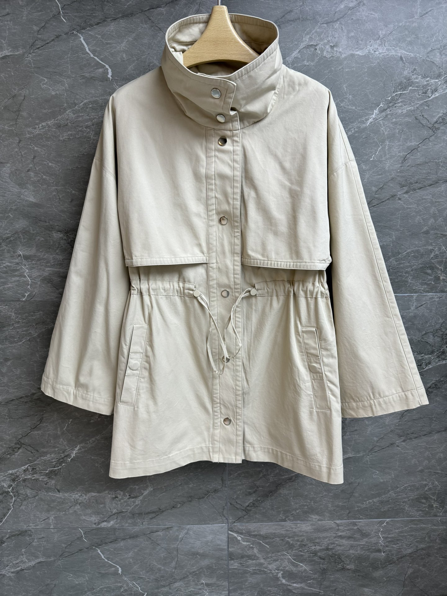 NO:549828,New models for early autumn are available!  The row windbreaker jacket 2025 early autumn series funnel collar drawstring waist design minimalist and handsome fashionable and high-end cotton linen blend fabric comfortable and breathable super textured loose fit top body slim and temperament Full trademark size 0246,,jackets & coats,alexander wang19860909早秋新款上新啦！ The row风衣外套 2025早秋系列 漏斗领抽绳收腰设计 极简帅气 时髦高级 棉质亚麻混纺面料 舒适透气 超有质感 宽松版型 上身显瘦又气质 商标齐全 尺码0246,,jackets & coats,alexander wang,Women's clothing