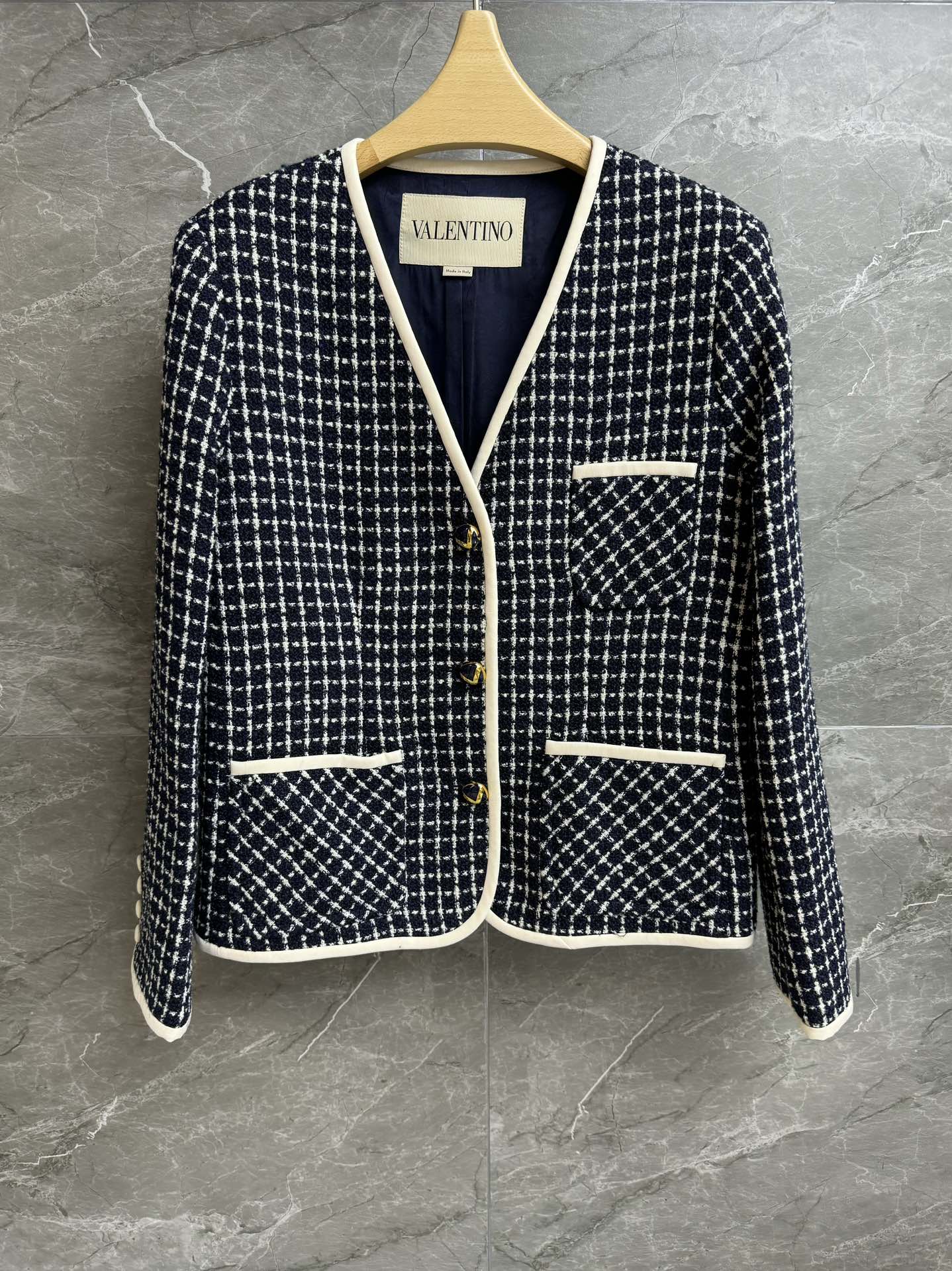 NO:549818,New autumn and winter models are available!  Valentino checked jacket 2025 autumn and winter series Temperament V-neck neckline Crepe edging design Blue and white houndstooth plaid French elegant high-end custom tweed fabric Comfortable and textured Slim fit style Slim and elegant upper body Full trademark Size SML, valentino, jackets & coats, alexander wang19860909秋冬新款上新啦！ 华伦天奴格纹外套 2025秋冬系列 气质V领领口 绉纱包边设计 蓝白千鸟格格纹 法式优雅高级定制粗花呢面料 舒适有质感 修身版型 上身显瘦又气质 商标齐全 尺码SML,,valentino,jackets & coats,alexander wang,Women's clothing