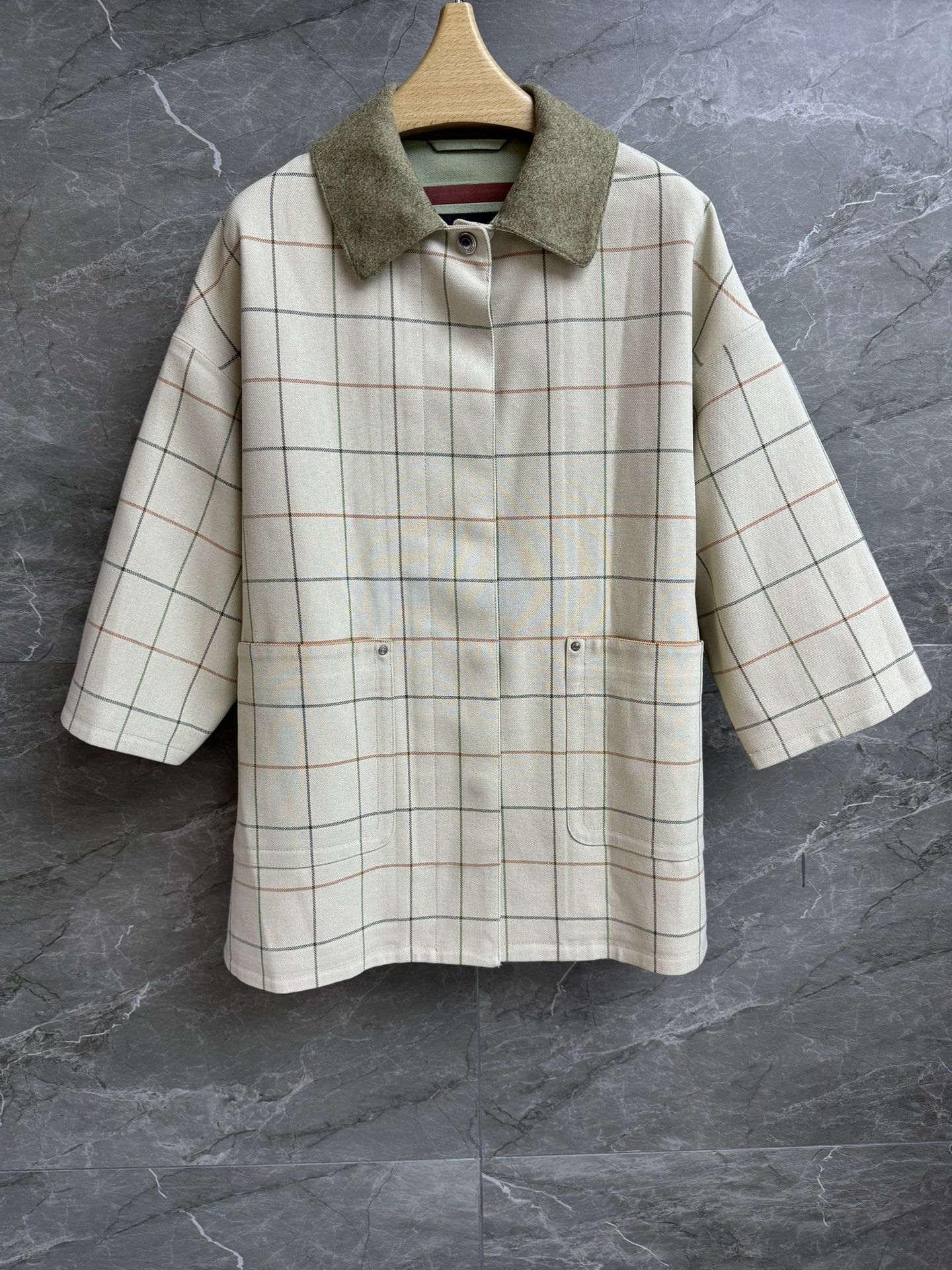 NO:560692,New autumn and winter styles are available. LP plaid linen windbreaker 2025 autumn and winter series Flannel lapel neckline Side slit design Invisible heat-sealed seams of inner leather Literary and retro plaid color High-tech waterproof linen crepe fabric Stiff and stylish A-line silhouette The upper body is slim and elegant Complete trademarks Sizes SML, loro piana, alexander wang19860909秋冬新款上新啦 LP格纹亚麻风衣 2025秋冬系列 法兰绒翻领领口 侧面开衩设计 内里皮革隐形热封接缝 文艺复古的格纹配色 高科技防水亚麻绉纱面料 挺括有型 A字廓形版型 上身显瘦又气质 商标齐全 尺码SML,,loro piana,alexander wang,Women's clothing