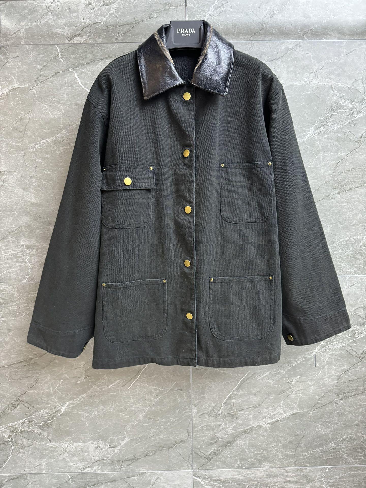 NO:560697,New autumn and winter styles are available. P's leather collar work jacket 2025 autumn and winter series. Leather collar distressed design. Triangular leather brand decoration on the back. Very distinctive. Retro workwear style. Canvas material is classic and durable. Loose fit. The upper body is slim and versatile. Complete trademarks. Sizes SML, jackets & coats, alexander wang19860909秋冬新款上新啦 P家皮领工装外套 2025秋冬系列 皮领做旧设计 后背三角皮牌装饰点缀 极具特色 复古工装风 帆布材质经典耐用 宽松版型 上身显瘦又百搭 商标齐全 尺码SML,,jackets & coats,alexander wang,Women's clothing