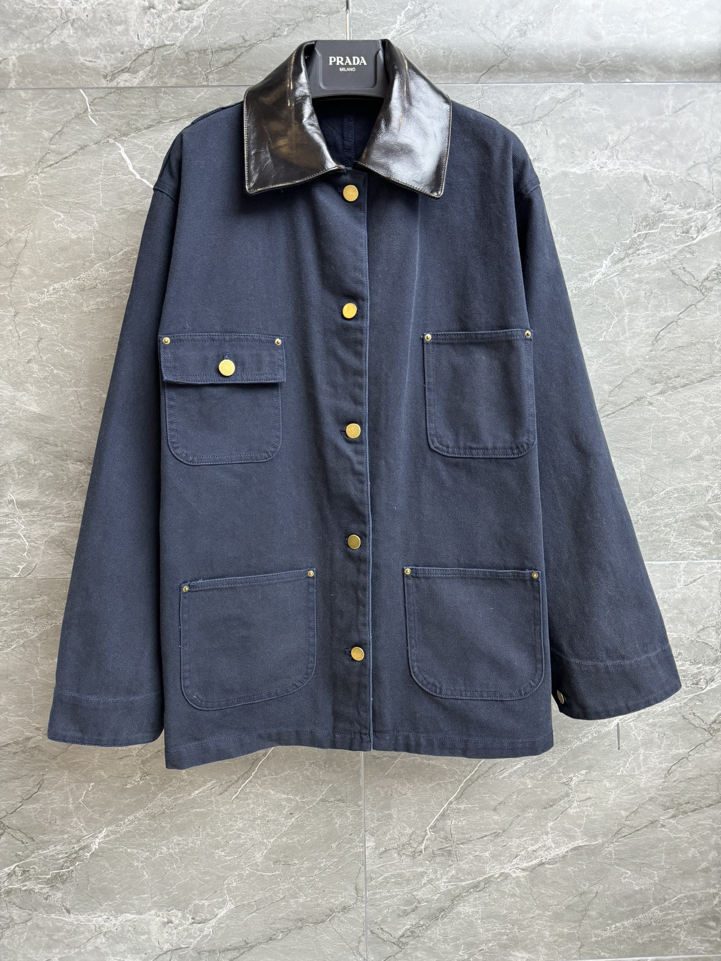 NO:560703,New autumn and winter styles are available. P's leather collar work jacket 2025 autumn and winter series. Leather collar distressed design. Triangular leather brand decoration on the back. Very distinctive. Retro workwear style. Canvas material is classic and durable. Loose fit. The upper body is slim and versatile. Complete trademarks. Sizes SML, jackets & coats, alexander wang19860909秋冬新款上新啦 P家皮领工装外套 2025秋冬系列 皮领做旧设计 后背三角皮牌装饰点缀 极具特色 复古工装风 帆布材质经典耐用 宽松版型 上身显瘦又百搭 商标齐全 尺码SML,,jackets & coats,alexander wang,Women's clothing