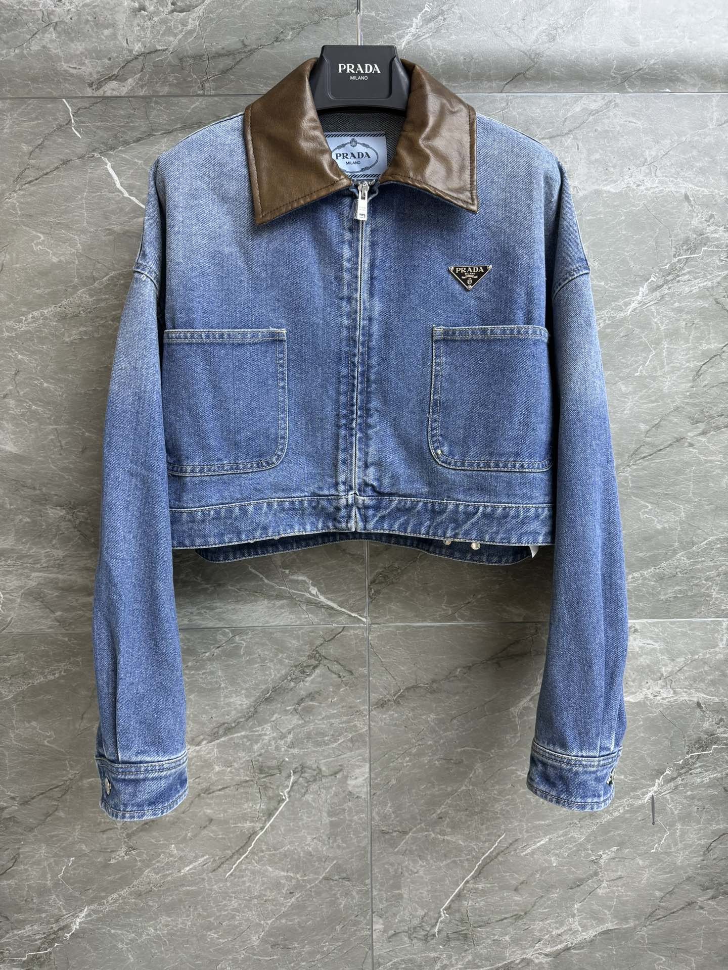 NO:560708,New autumn and winter styles are available. P's denim short jacket 2025 autumn and winter series. Lapel patchwork design. Classic triangle logo decoration on the chest. Retro fashionable personality. Customized washed denim fabric. Soft and comfortable. Short and loose fit. The upper body is slim and versatile. Complete trademarks. Sizes SML, jackets & coats, alexander wang19860909秋冬新款上新啦 P家牛仔短款外套 2025秋冬系列 翻领拼皮设计 胸前经典三角标装饰 复古时髦个性 定制水洗牛仔面料 柔软舒适 短款宽松版型 上身显瘦又百搭 商标齐全 尺码SML,,jackets & coats,alexander wang,Women's clothing