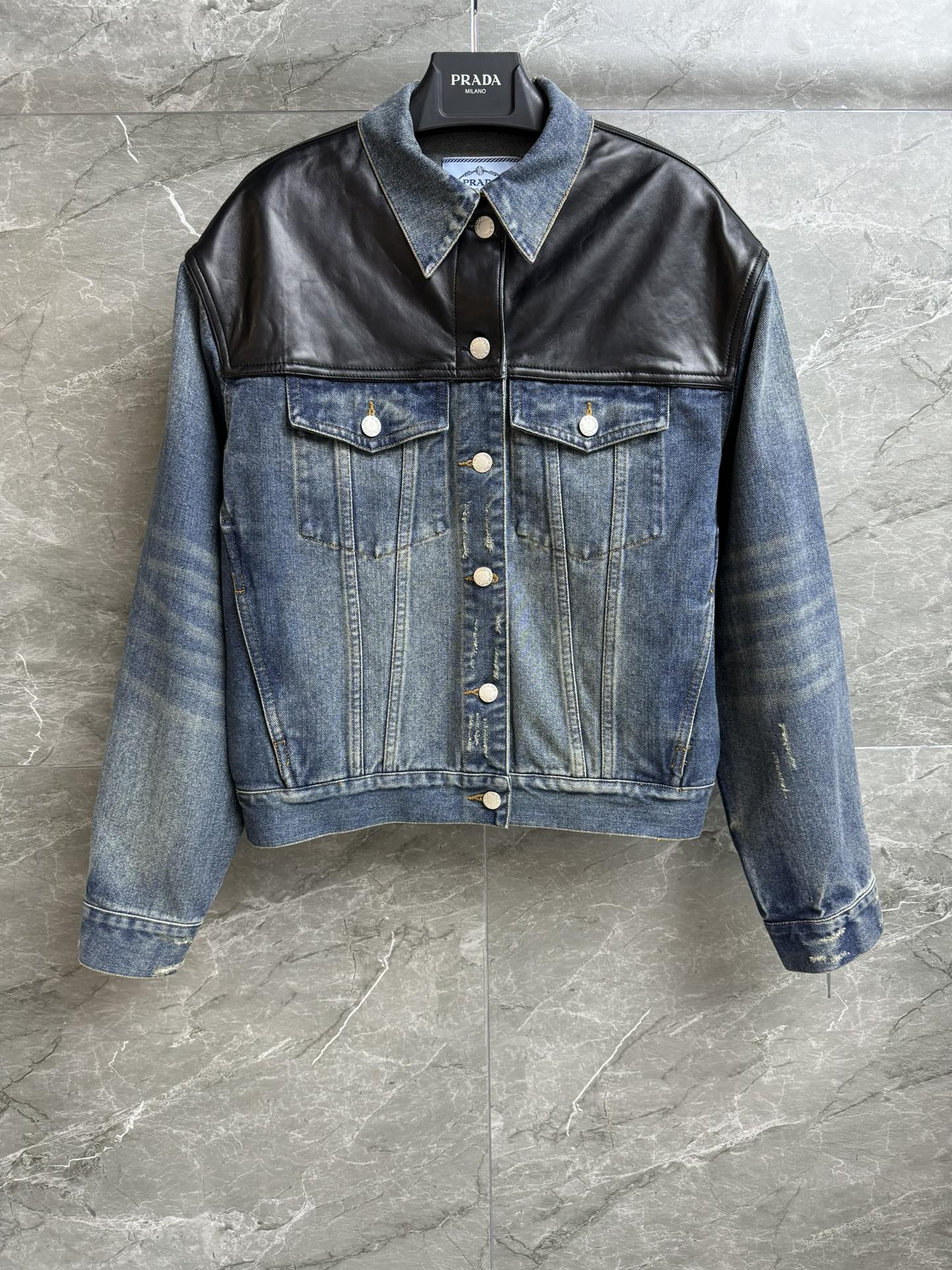 NO:560712,New autumn and winter styles are available. P's leather denim jacket 2025 autumn and winter series. Leather splicing design on the shoulders. Retro and fashionable personality. Washed distressed denim fabric. Soft and comfortable. Loose fit. The upper body is slim and versatile. Complete trademarks. Sizes SML, jackets & coats, alexander wang19860909秋冬新款上新啦 P家拼皮牛仔外套 2025秋冬系列 肩部皮革拼接设计 复古时髦个性 水洗做旧牛仔面料 柔软舒适 宽松版型 上身显瘦又百搭 商标齐全 尺码SML,,jackets & coats,alexander wang,Women's clothing