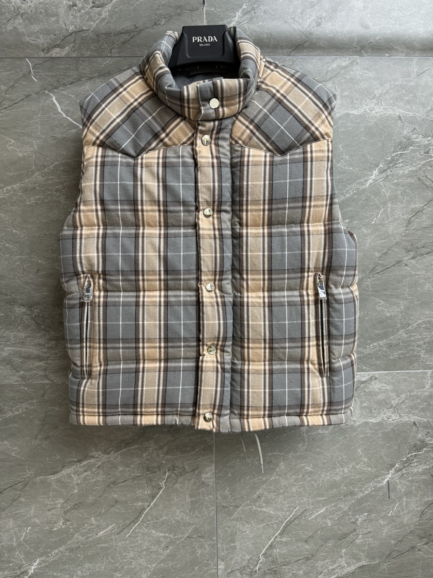 NO:560718,Comes with dust bag, new autumn and winter style P home plaid down vest, 2025 autumn and winter series, stand collar sleeveless design, classic plaid elements, retro and high-end color matching, 90 white goose down filling, sufficient down filling, warm and comfortable, straight and loose fit, the upper body is slim and versatile, complete trademarks, sizes SML, down jacket, alexander wang19860909配防尘袋秋冬新款上新啦 P家格纹羽绒马甲 2025秋冬系列 立领无袖设计 经典格纹元素 配色复古高级 90白鹅绒填充 充绒量足 保暖舒适 直筒宽松版型 上身显瘦又百搭 商标齐全 尺码SML,,down jacket,alexander wang,Women's clothing