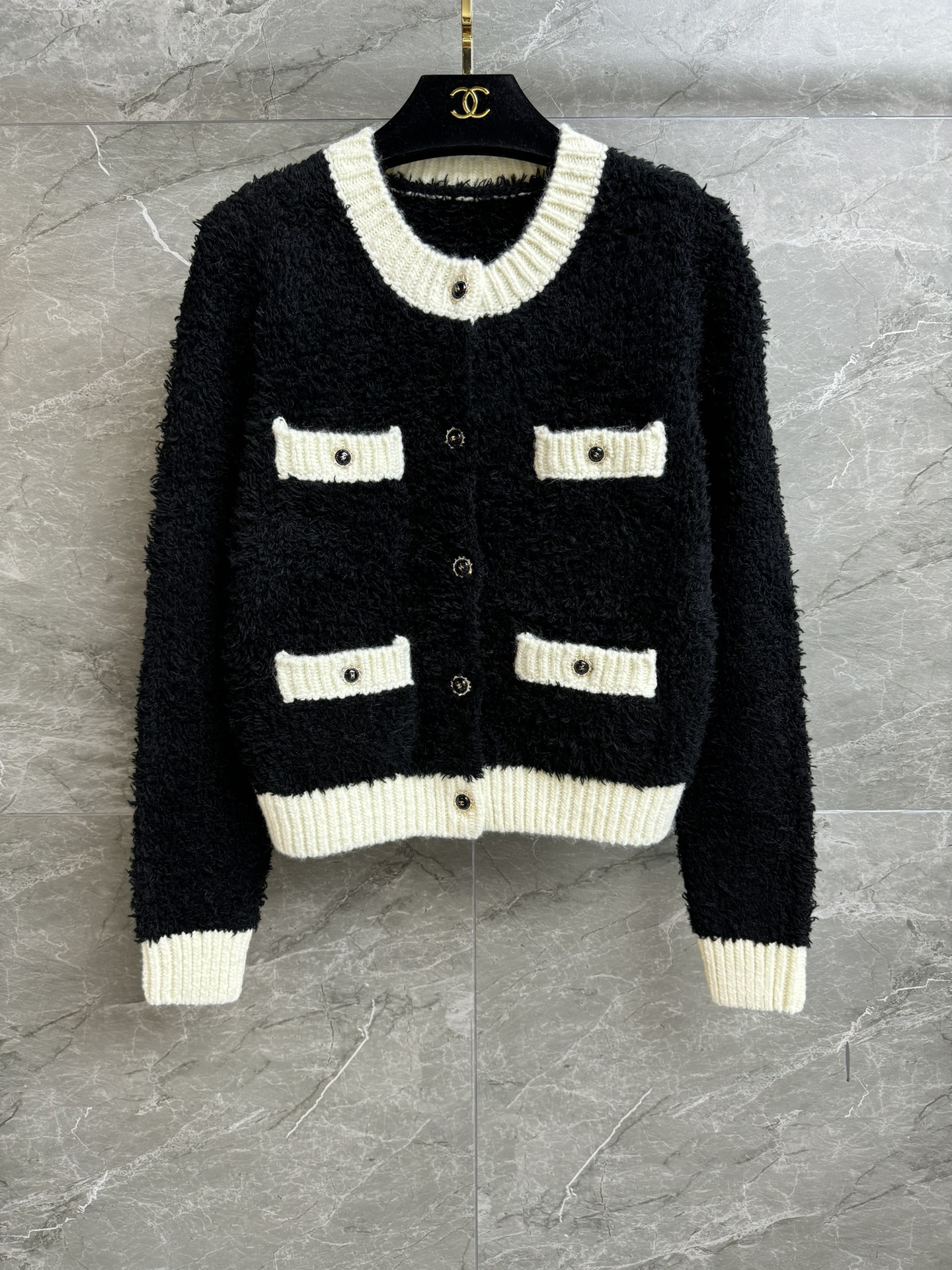 NO:560720,The high version has been shipped. Xiangjia black and white color matching cardigan 2025 autumn and winter series. Round neck single breasted design. Four pocket decoration. Exquisite logo button embellishment. Black and white color matching is fashionable and advanced. Wool blended fabric. Soft, comfortable and warm. Short version. The upper body is slim and elegant. Complete trademarks. Sizes SML, Chanel, Alexander Wang19860909高版本出货啦 香家黑白拼色开衫 2025秋冬系列 圆领单排扣设计 四口袋装饰 精致logo纽扣点缀 黑白拼色时髦高级 羊毛混纺面料 柔软舒适保暖 短款版型 上身显瘦又气质 商标齐全 尺码SML,,chanel,alexander wang,Women's clothing