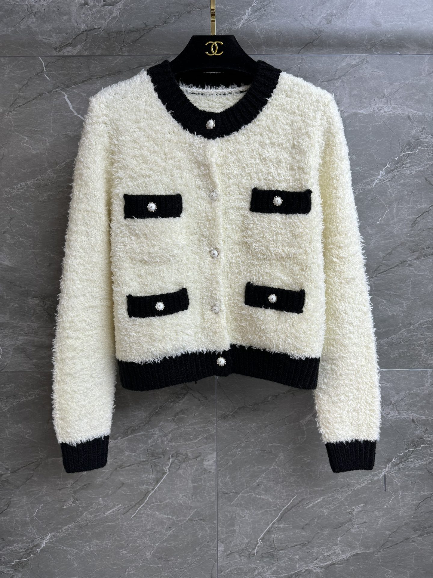 NO:560704,The high version has been shipped. Xiangjia black and white color matching cardigan 2025 autumn and winter series. Round neck single breasted design. Four pocket decoration. Exquisite logo button embellishment. Black and white color matching is fashionable and advanced. Wool blended fabric. Soft, comfortable and warm. Short version. The upper body is slim and elegant. Complete trademarks. Sizes SML, Chanel, Alexander Wang19860909高版本出货啦 香家黑白拼色开衫 2025秋冬系列 圆领单排扣设计 四口袋装饰 精致logo纽扣点缀 黑白拼色时髦高级 羊毛混纺面料 柔软舒适保暖 短款版型 上身显瘦又气质 商标齐全 尺码SML,,chanel,alexander wang,Women's clothing