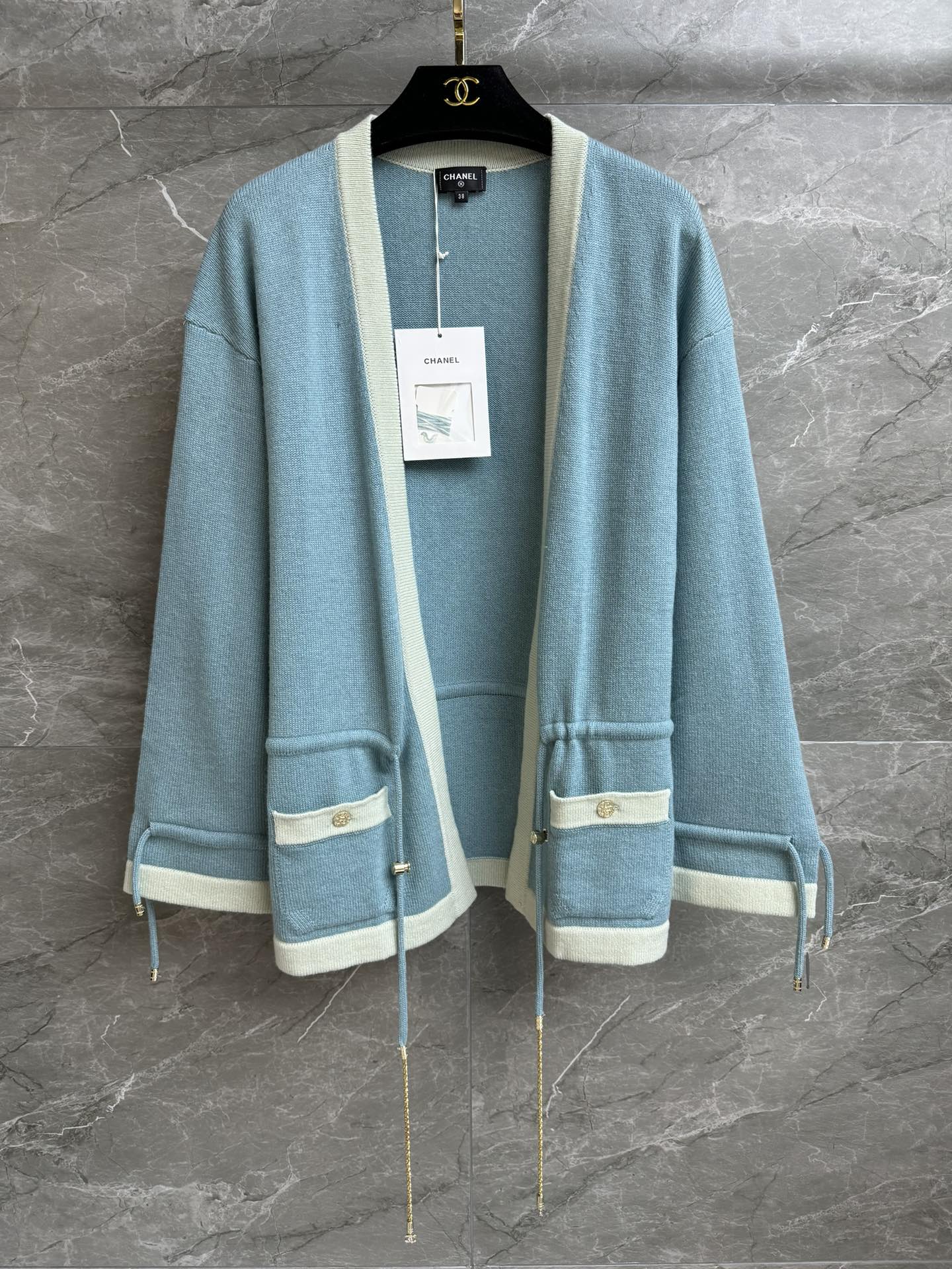 NO:560709,The high version has been shipped. Xiangjia drawstring cashmere cardigan 2025 handmade workshop series V-neck neckline design Drawstring laces to tighten the waist Exquisite pendant decoration Full of high-end sense Cashmere knitted fabric Soft and comfortable Loose fit The upper body looks slim and elegant Complete trademarks Sizes SML, Chanel, Alexander Wang19860909高版本出货啦 香家抽绳羊绒开衫 2025手工坊系列 V领领口设计 抽绳系带收腰 精致吊坠装饰点缀 满满高级感 羊绒针织面料 软糯舒适 宽松版型 上身显瘦又气质 商标齐全 尺码SML,,chanel,alexander wang,Women's clothing