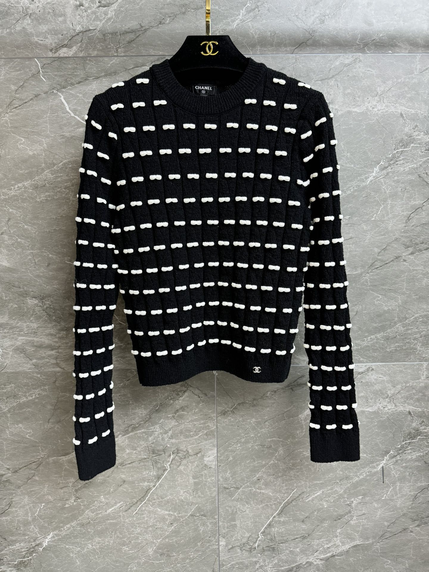 NO:562343,Autumn and winter new models have been shipped. Xiangjia black and white bow top 2025 autumn and winter series. Round ribbed neckline. Exquisite three-dimensional bow decoration. Cute yet elegant. Wool knitted fabric. Soft and comfortable. Stretch slim fit. The upper body looks slim and elegant. Complete trademarks. Comes with cloth bag. Sizes SML, Chanel, Alexander Wang19860909秋冬新款出货啦 香家黑白蝴蝶结上衣 2025秋冬系列 圆领罗纹领口 精致立体蝴蝶结装饰 可爱又不失优雅 羊毛针织面料 软糯舒适 弹力修身版型 上身显瘦又气质 商标齐全 配有布袋 尺码SML,,chanel,alexander wang,Women's clothing