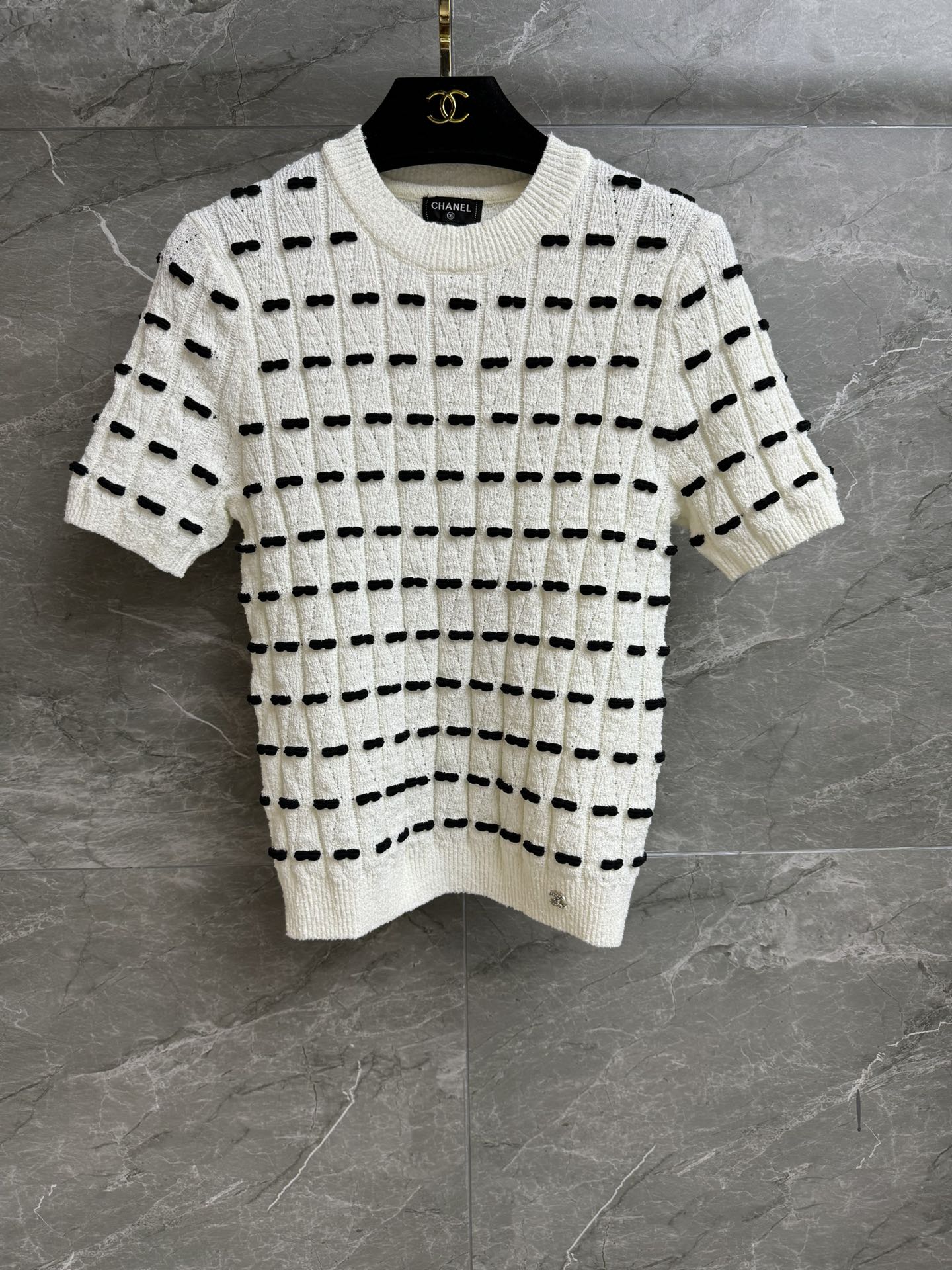 NO:562348,Autumn and winter new styles have been shipped. Xiangjia black and white bow short sleeves 2025 autumn and winter series. Round ribbed neckline. Exquisite three-dimensional bow decoration. Cute and elegant. Wool knitted fabric. Soft and comfortable. Stretch slim fit. The upper body looks slim and elegant. Complete trademarks. Comes with cloth bag. Sizes SML, chanel, T-shirt, alexander wang19860909秋冬新款出货啦 香家黑白蝴蝶结短袖 2025秋冬系列 圆领罗纹领口 精致立体蝴蝶结装饰 可爱又不失优雅 羊毛针织面料 软糯舒适 弹力修身版型 上身显瘦又气质 商标齐全 配有布袋 尺码SML,,chanel,T-shirt,alexander wang,Women's clothing
