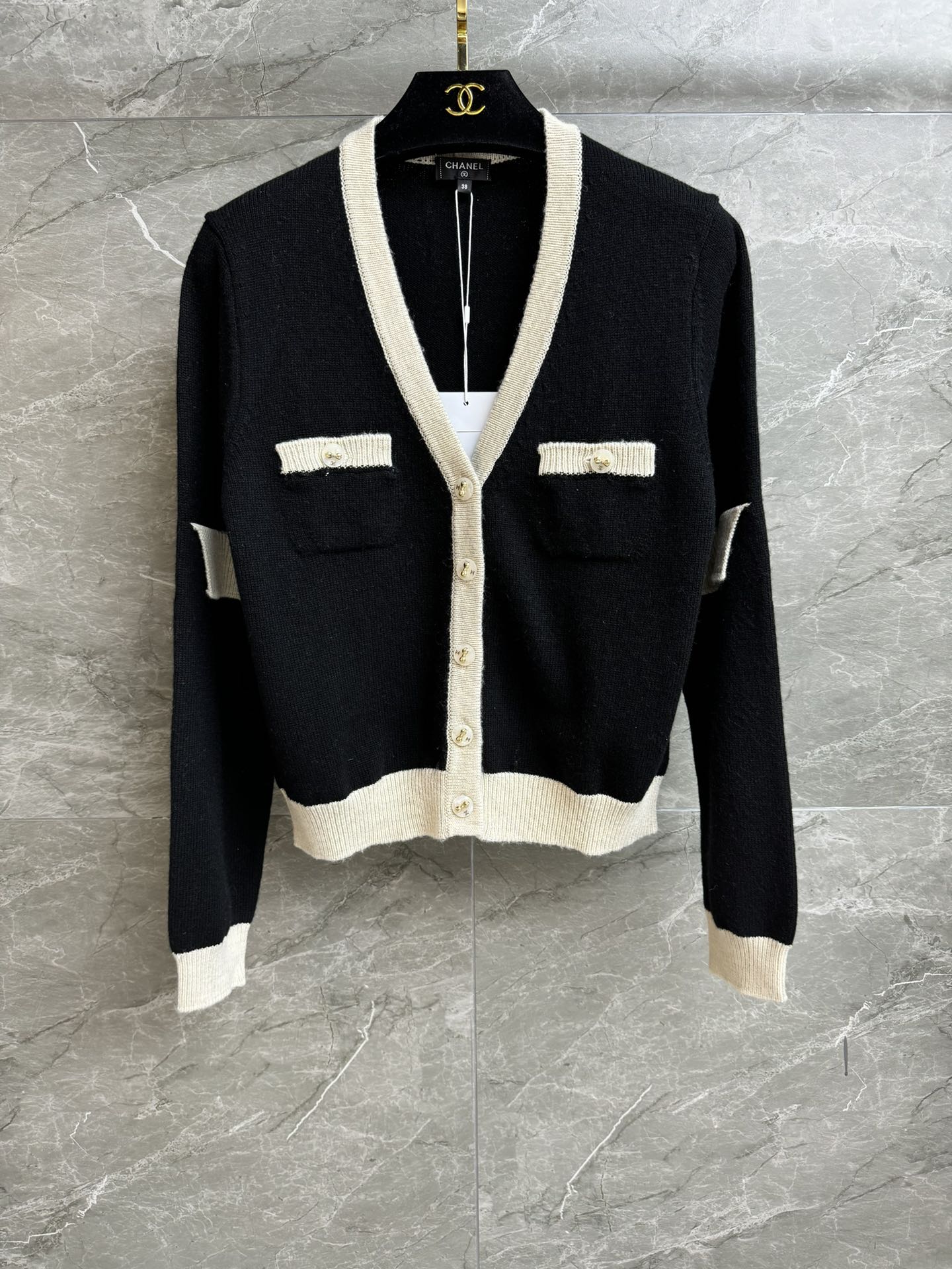 NO:562338,The new early autumn model is here. Xiangjia fake two-piece cardigan 2025 autumn and winter series. Temperament V-neck collar. Fake two-piece contrasting splicing design. Double C bow button embellishment. Exquisite, fashionable and high-end. Wool knitted fabric. Comfortable and skin-friendly. Normal fit. The upper body is slim and elegant. Complete trademarks. Comes with cloth bag. Sizes: sml,,chanel,alexander wang19860909早秋新款上新啦 香家假两件开衫 2025秋冬系列 气质V领领口 假两件撞色拼接设计 双C蝴蝶结纽扣点缀 精致时髦高级 羊毛针织面料 舒适亲肤 正常版型 上身显瘦又气质 商标齐全 配有布袋 尺码sml,,chanel,alexander wang,Women's clothing