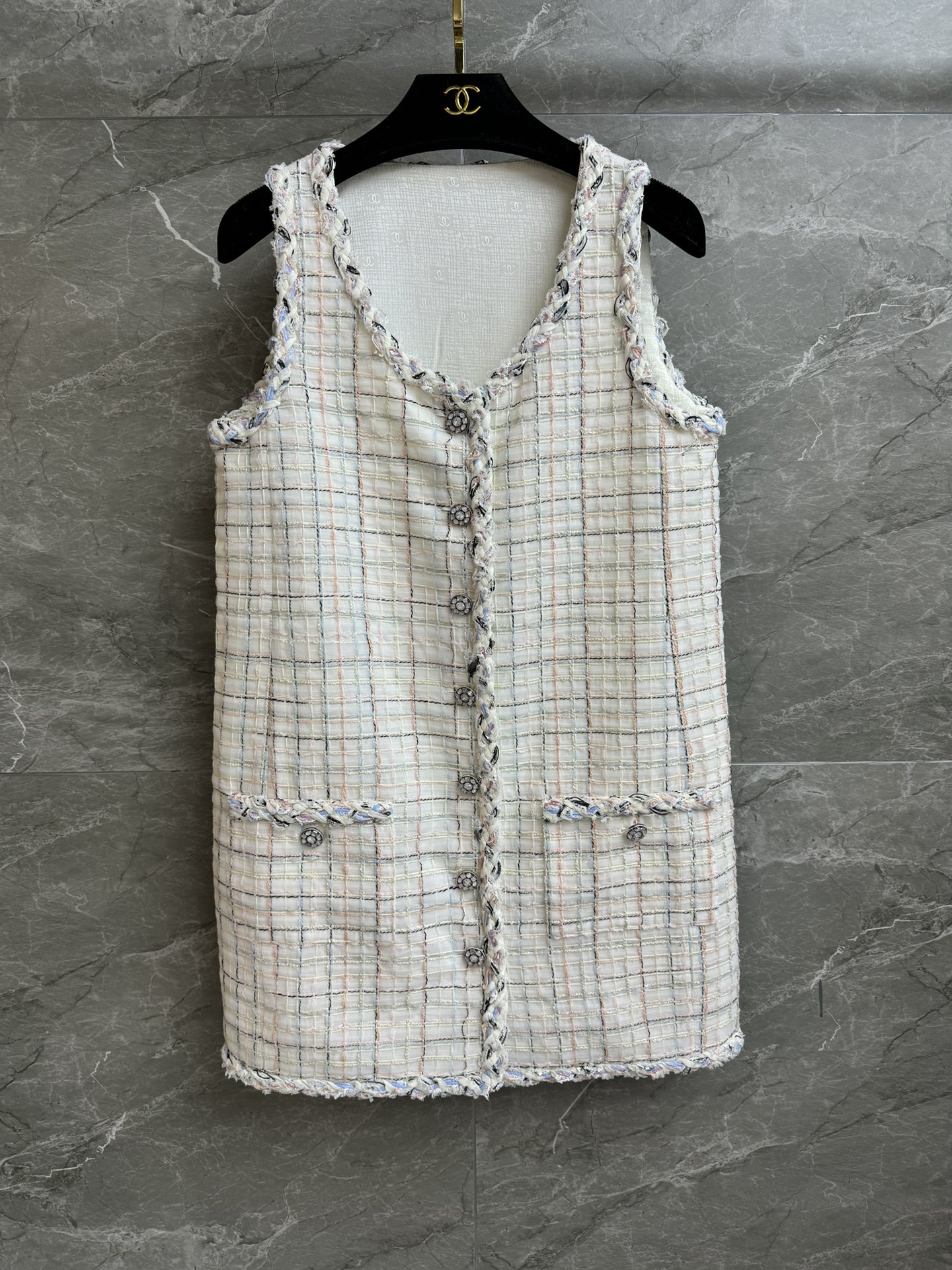 NO:562354,New summer styles are available!  Xiangjia Colorful Plaid Tank Top 2025 Spring and Summer Preview Series Exquisite piping design Exquisite glazed button embellishment Colorful plaid woven color matching Gentle, sweet and fresh Customized tweed fabric Silk lining Slim fit The upper body is slim and elegant Complete trademarks Sizes SML, chanel, skirts, real silk, alexander wang19860909夏季新款上新啦！ 香家彩色格纹背心裙 2025春夏预告系列 精致滚边设计 精致琉璃扣点缀 彩色格纹编织配色 温柔甜美清新 定制斜纹软呢面料 真丝里衬 修身版型 上身显瘦又气质 商标齐全 尺码SML,,chanel,skirts,real silk,alexander wang,Women's clothing