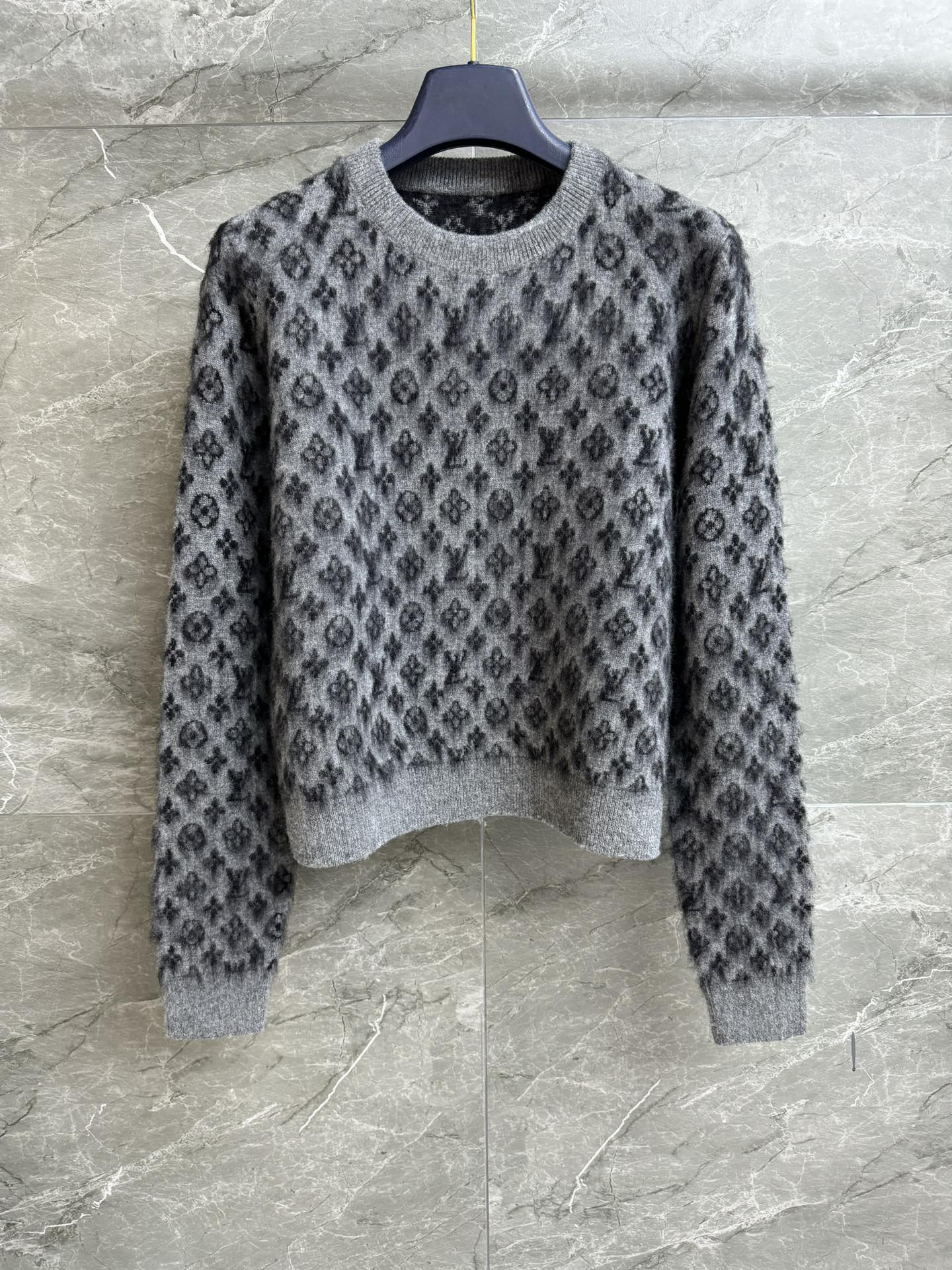 NO:562364,The high version has been shipped. L's presbyopic brushed sweater 2025 autumn and winter series. Round neck rib design. Classic presbyopic brushed jacquard pattern. High-end gray color. Wool blended knitted fabric. Highlights the matte velvet feel. Soft and not knotted. Normal fit. The upper body is slim and versatile. Complete trademarks. Sizes SML, louis vuitton, sweaters, alexander wang19860909高版本出货啦 L家老花拉绒毛衣 2025秋冬系列 圆领罗纹设计 经典老花拉绒提花图案 高级灰配色 羊毛混纺针织面料 凸显雾面的绒感 柔软不扎 正常版型 上身显瘦又百搭 商标齐全 尺码SML,,louis vuitton,sweaters,alexander wang,Women's clothing