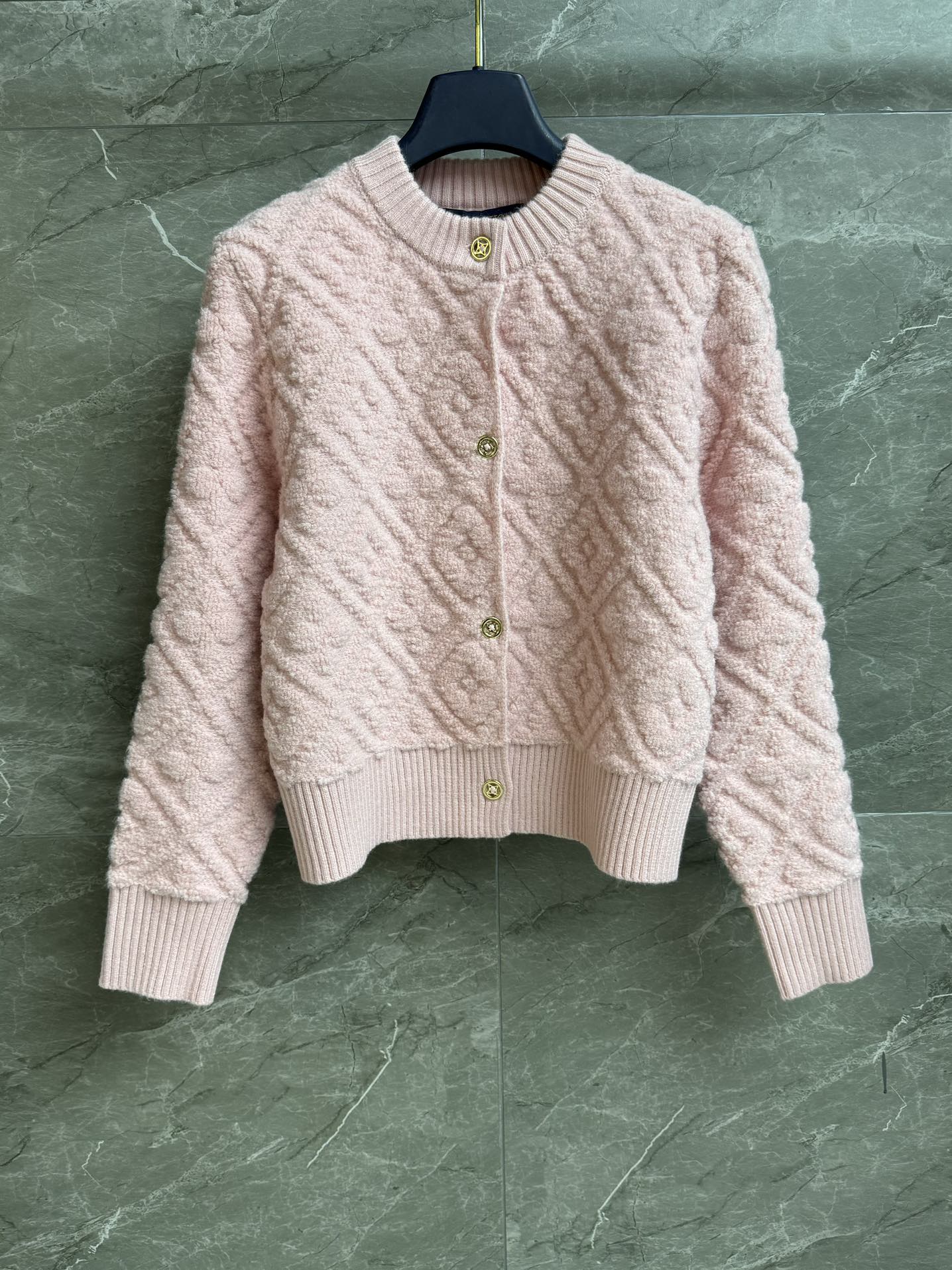 NO:562368,New autumn and winter new styles L family three-dimensional logo jacquard cardigan 2025 autumn and winter series Round neck single-breasted design Three-dimensional logo jacquard pattern Gentle and high-grade color matching Wool blended knitted fabric Thick and warm Slim fit The upper body is slim and elegant Complete trademarks Sizes sml, Louis Vuitton, Alexander Wang19860909秋冬新款上新啦 L家立体logo提花开衫 2025秋冬系列 圆领单排扣设计 立体logo提花图案 配色温柔高级 羊毛混纺针织面料 厚实保暖 修身版型 上身显瘦又气质 商标齐全 尺码sml,,louis vuitton,alexander wang,Women's clothing