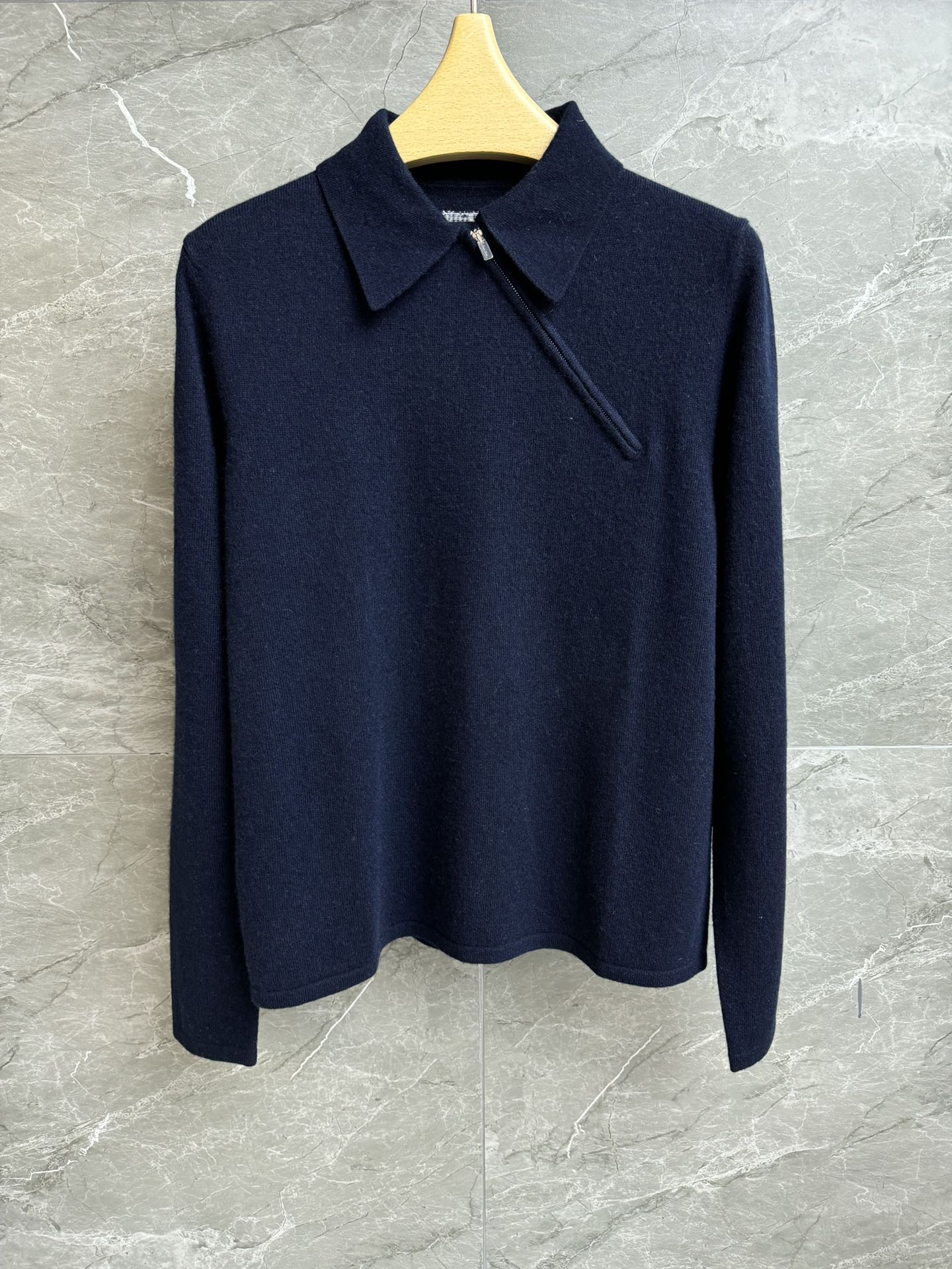 NO:562373,The higher version has been shipped. Miu side zipper cashmere sweater 2025 autumn and winter series. Lapel side zipper design. Unique shape and sense of design. Navy blue color scheme is white and high-end. Wool knitted fabric. Soft, comfortable and warm. Normal fit. The upper body is slim and versatile. Complete trademarks. Sizes SML, miumiu, sweaters, alexander wang19860909高版本出货啦 Miu侧拉链羊绒毛衣 2025秋冬系列 翻领侧拉链设计 造型独特有设计感 藏蓝色配色显白又高级 羊毛针织面料 柔软舒适保暖 正常版型 上身显瘦又百搭 商标齐全 尺码SML,,miumiu,sweaters,alexander wang,Women's clothing