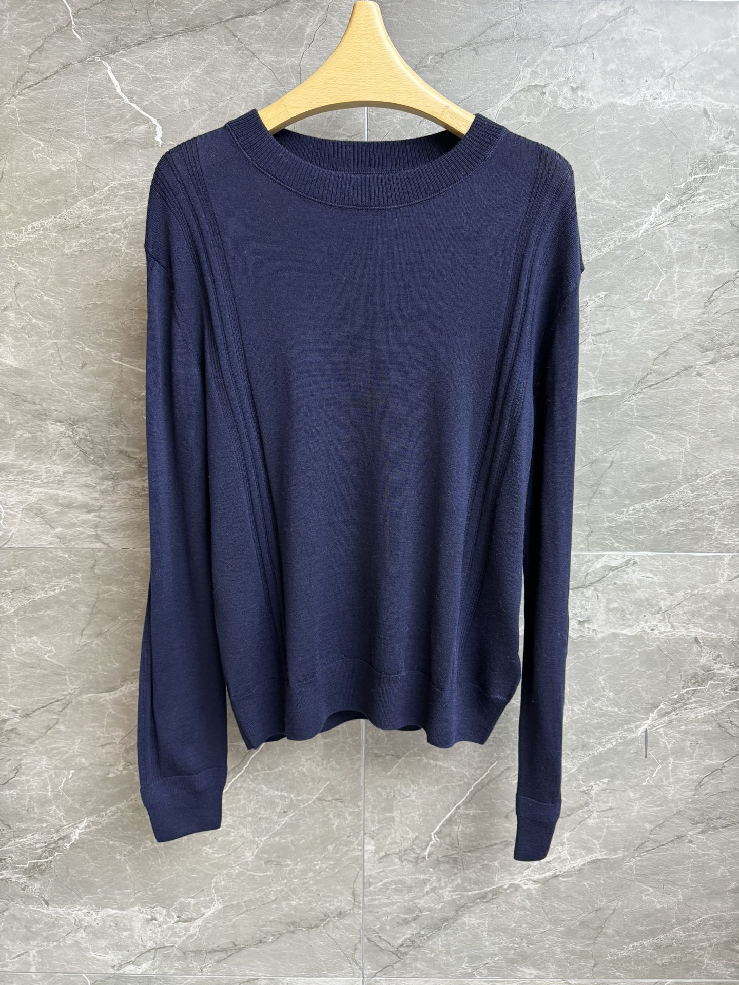 NO:562375,New autumn and winter new styles Miu blue wool sweater 2025 autumn and winter series Round neck ribbed neckline Logo decoration on the back Simple and high-end virgin wool knitted fabric Light, soft and comfortable Elastic slim fit The upper body is slim and versatile Complete trademarks Sizes SML, miumiu, alexander wang19860909秋冬新款上新啦 Miu蓝色羊毛针织衫 2025秋冬系列 圆领罗纹领口 后背logo徽标装饰点缀 简约高级 初剪羊毛针织面料 轻薄软糯舒适 弹力修身版型 上身显瘦又百搭 商标齐全 尺码SML,,miumiu,alexander wang,Women's clothing