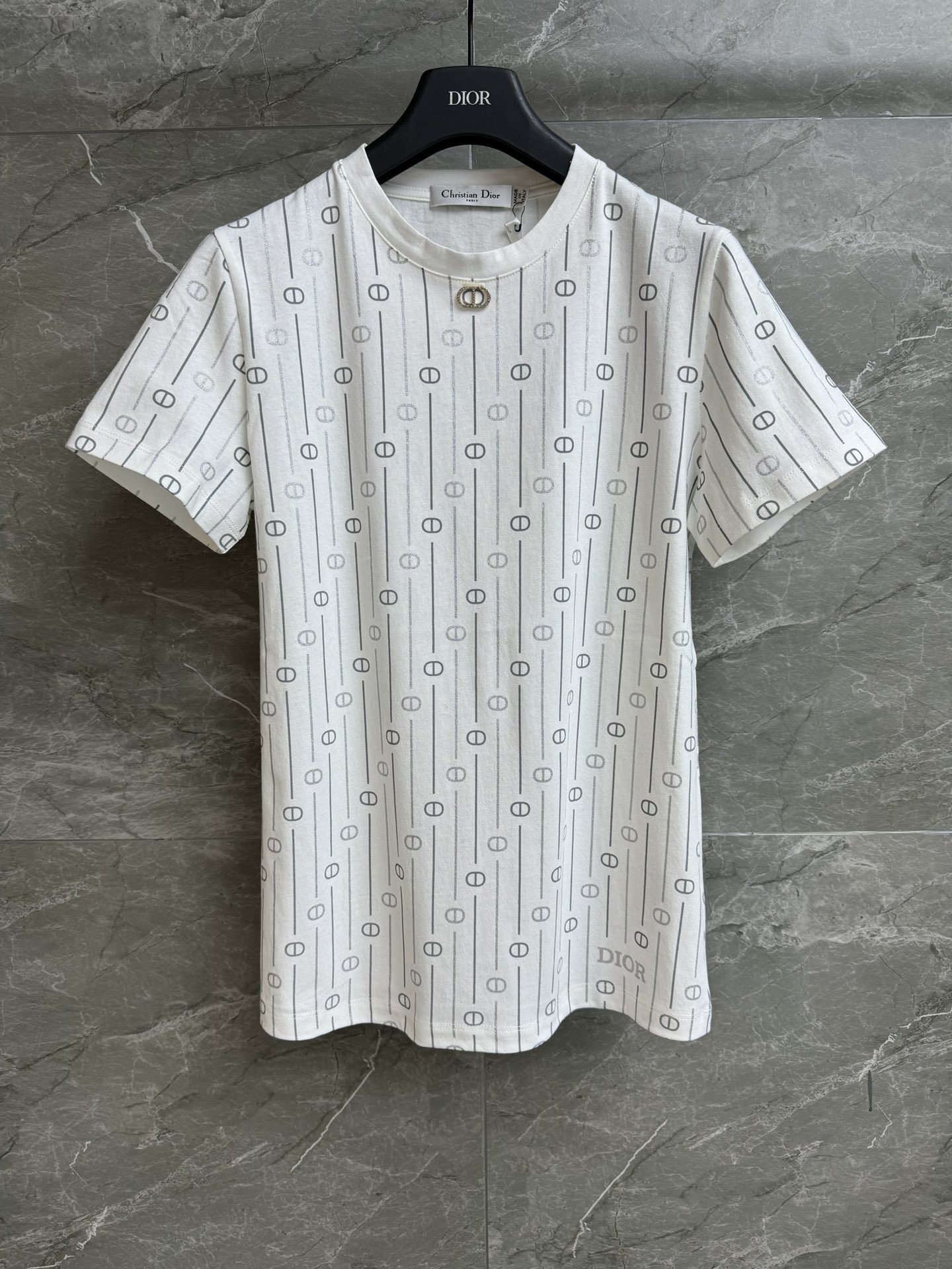 NO:562379,New arrival for early autumn. D's striped CD printed T-shirt 2025 early autumn series. Round neck design. Exquisite diamond logo embellishment. Fully printed striped CD pattern. Full of high-end feel. Customized cotton fabric. Normal fit. The upper body is slim and versatile. Complete trademarks. Sizes SML, dior, tees, t-shirt, alexander wang19860909早秋新款上新啦 D家条纹CD印花T恤 2025早秋系列 圆领领口设计 精致钻饰徽标点缀 满印条纹CD图案 满满高级感 定制棉质面料 正常版型 上身显瘦又百搭 商标齐全 尺码SML,,dior,tees，t-shirt,alexander wang,Women's clothing