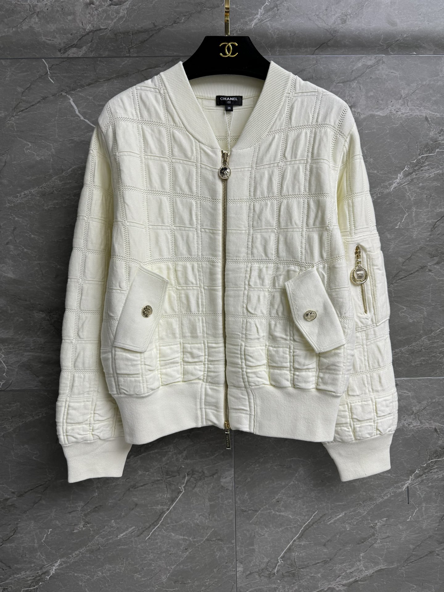 NO:566512,The high version has been shipped. Chanel plaid jacket 2025 autumn and winter preview series. Stand-up collar zipper design. Three-dimensional plaid jacquard pattern. Exquisite and unique. Customized knitted fabric. Stiff and comfortable. Loose fit. The upper body looks slim and elegant. Complete trademarks. Comes with cloth bag. Sizes SML,,chanel,jackets & coats,jackets & coats,alexander wang19860909高版本出货啦 香家格纹夹克外套 2025秋冬预告系列 立领拉链设计 立体格纹提花图案 精致别致 定制对版针织面料 挺括舒适 宽松版型 上身显瘦又气质 商标齐全 配有布袋 尺码SML,,chanel,jackets & coats,jackets & coats,alexander wang,Women's clothing