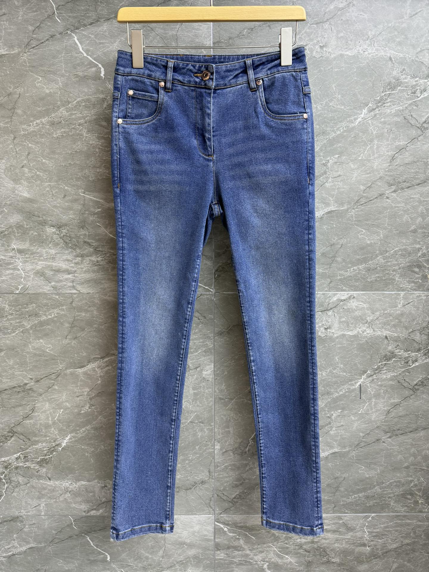 NO:567648,New styles for autumn and winter Bc dark blue jeans 2025 autumn and winter series Mid-waist design Dark blue is clean and refreshing Lazy and advanced Customized stretch denim fabric Soft and comfortable Small feet stretch slim fit The upper body is slim and versatile Complete trademarks Sizes SML, jeans, alexander wang19860909秋冬新款上新啦 Bc深蓝牛仔裤 2025秋冬系列 中腰设计 深蓝色干净清爽 慵懒高级 定制弹力牛仔面料 柔软舒适 小脚弹力修身版型 上身显瘦又百搭 商标齐全 尺码SML,,jeans,alexander wang,Women's clothing