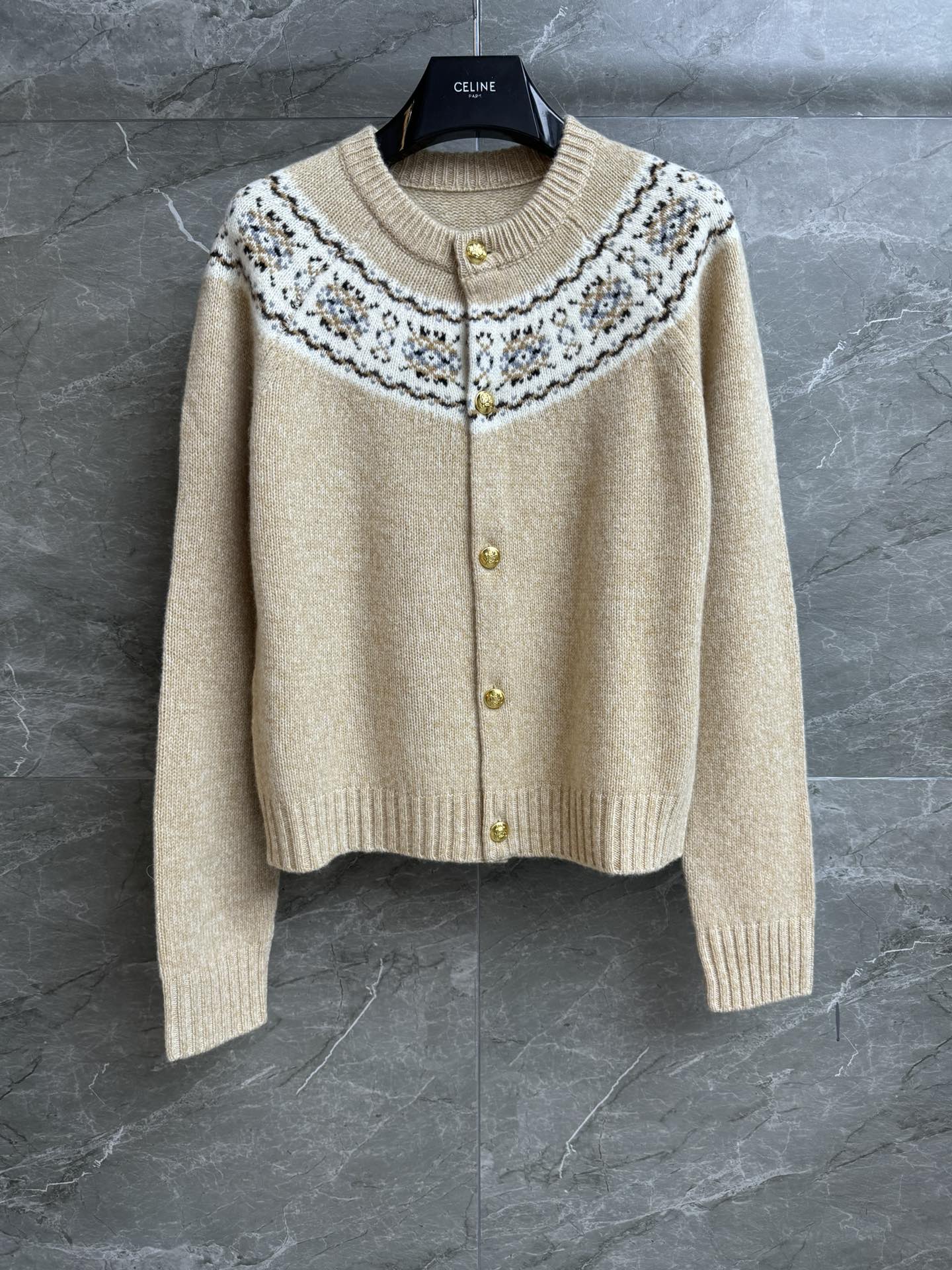 NO:567653,The new early autumn model has been shipped. CL Fair Isle wool cardigan 2025 autumn and winter series. Round neck single-breasted design. Retro gold buckle decoration. Fair Isle jacquard pattern. The color is gentle and age-reducing. Wool knitted fabric is soft and comfortable. Normal fit. The upper body is slim and elegant. It is easy to wear with a lazy and fashionable feeling. Complete trademarks. Sizes SML, alexander wang19860909早秋新款出货啦 CL费尔岛羊毛开衫 2025秋冬系列 圆领单排扣设计 复古金扣装饰点缀 费尔岛提花图案 配色温柔减龄 羊毛针织面料 柔顺舒适 正常版型 上身显瘦又气质 轻松穿出慵懒时髦感 商标齐全 尺码SML,,alexander wang,Women's clothing